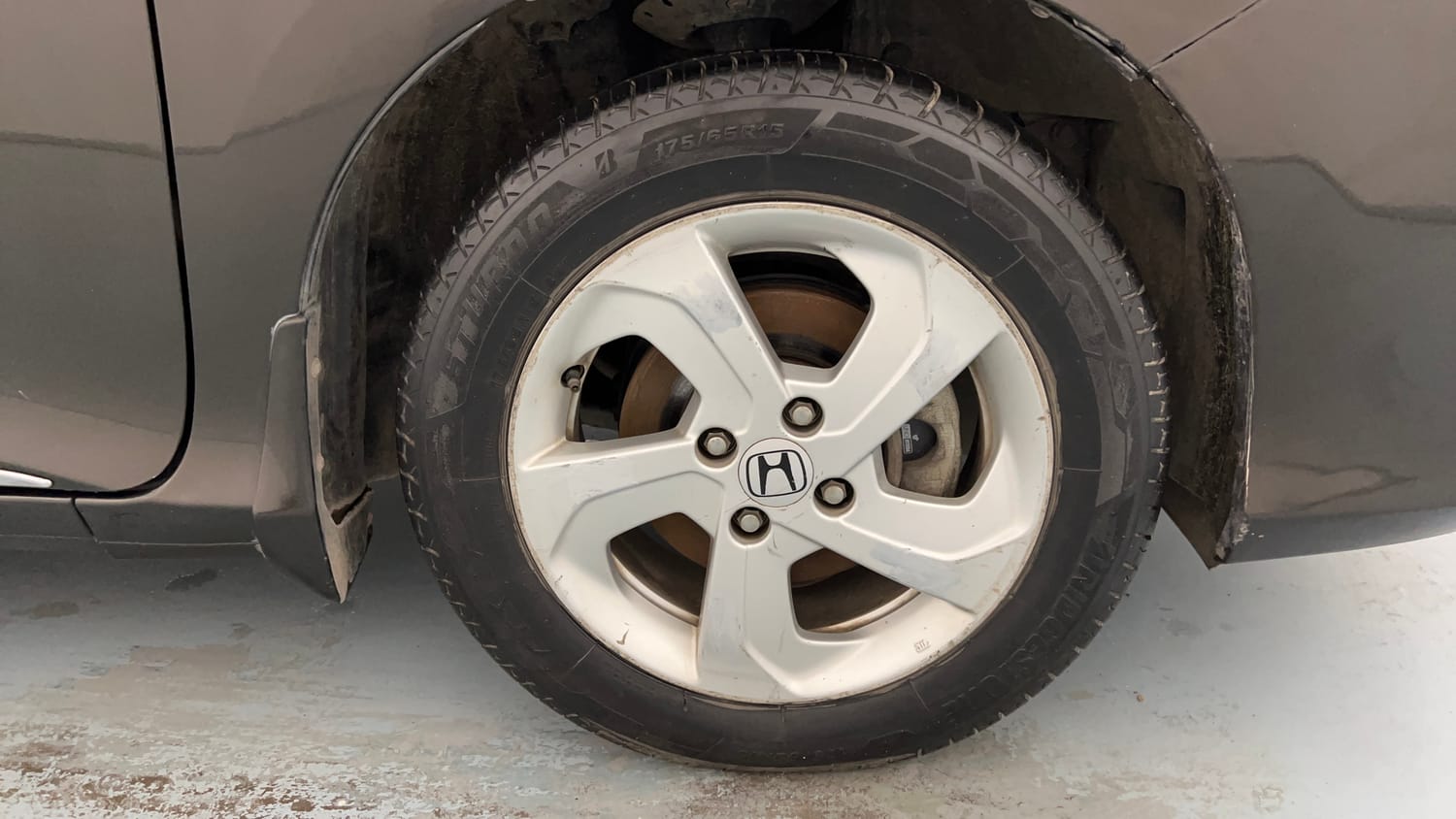 Used 2015 Honda City VX Petrol Manual tyres RIGHT FRONT TYRE RIM VIEW