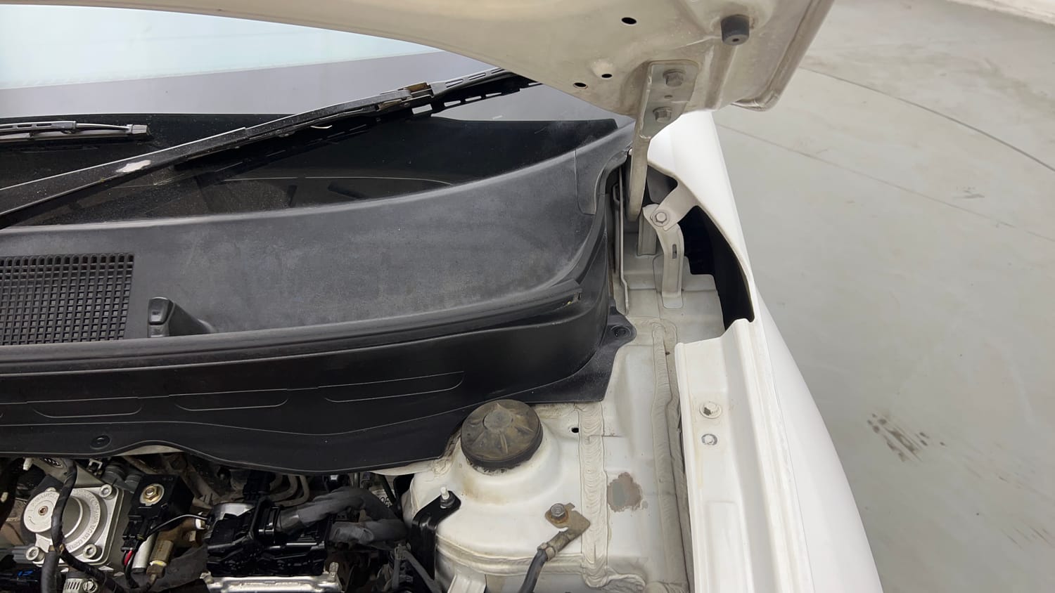 Used 2022 Hyundai Venue S (O) 1.2 Petrol Cng Manual engine ENGINE LEFT SIDE HINGE & APRON VIEW