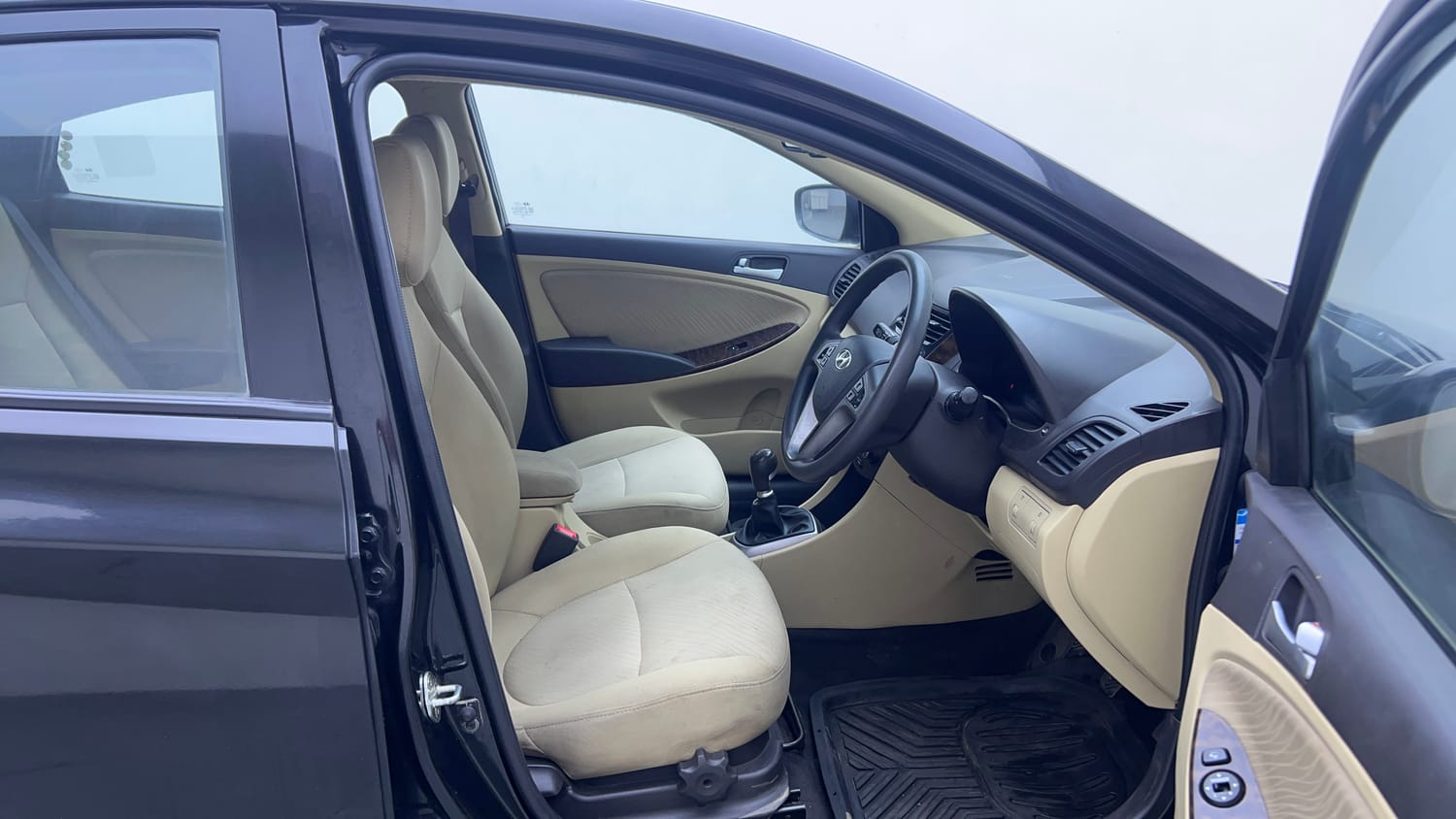 Used 2015 Hyundai Fluidic Verna 4S 1.6 VTVT S(O) Petrol Manual interior RIGHT SIDE FRONT DOOR CABIN VIEW