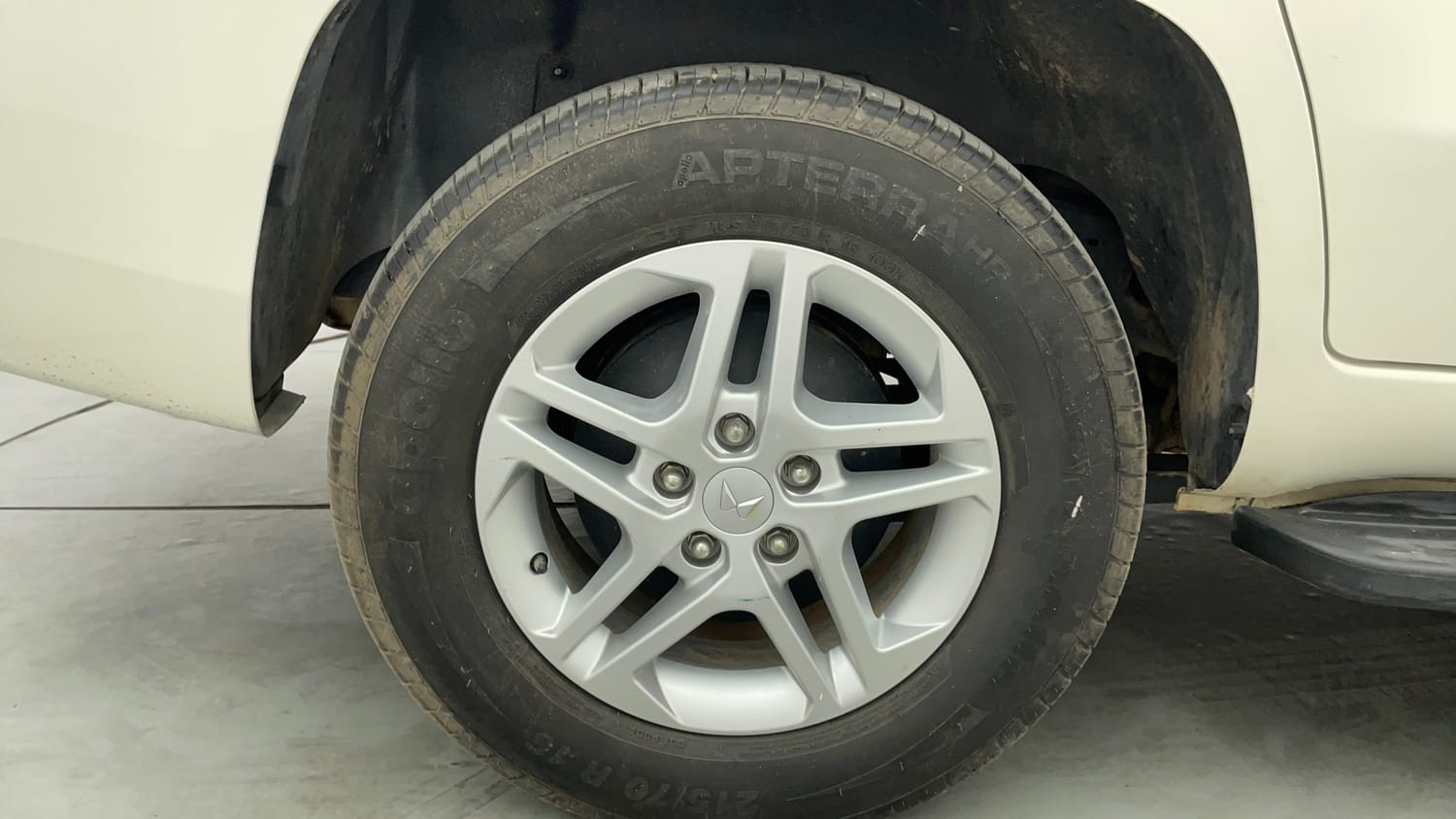 Used 2024 Mahindra Bolero Neo Plus P10 Diesel Manual tyres RIGHT REAR TYRE RIM VIEW