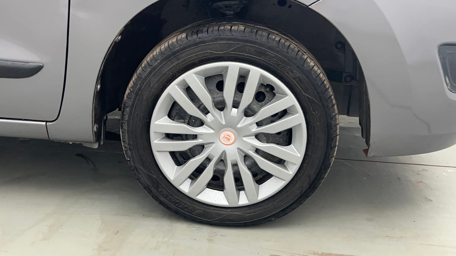 Used 2017 Maruti Suzuki Wagon R VXI Petrol Manual tyres RIGHT FRONT TYRE RIM VIEW