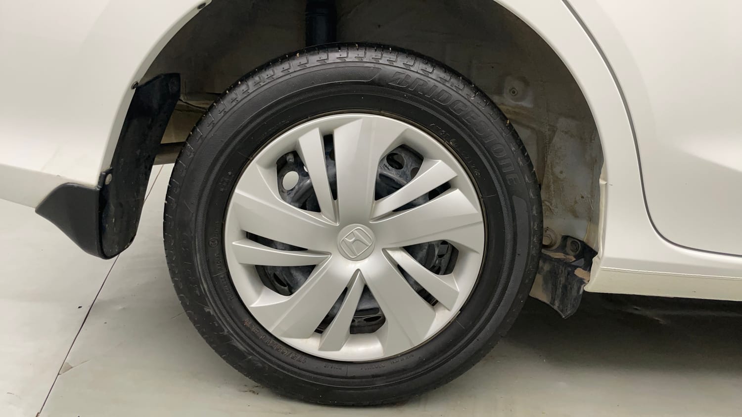 Used 2024 Honda Amaze S 1.2 Petrol MT Petrol Manual tyres RIGHT REAR TYRE RIM VIEW