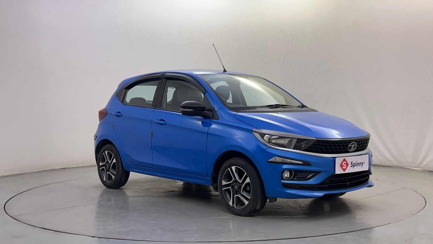 Used 2021 Tata Tiago XZ Plus Petrol Manual exterior RIGHT FRONT CORNER VIEW