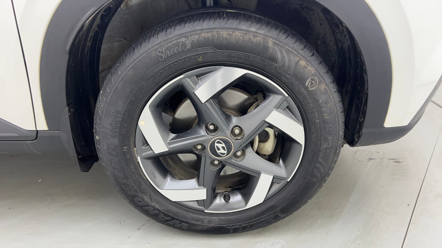 Used 2020 Hyundai Venue SX Plus 1.0 Turbo DCT Petrol Automatic tyres RIGHT FRONT TYRE RIM VIEW