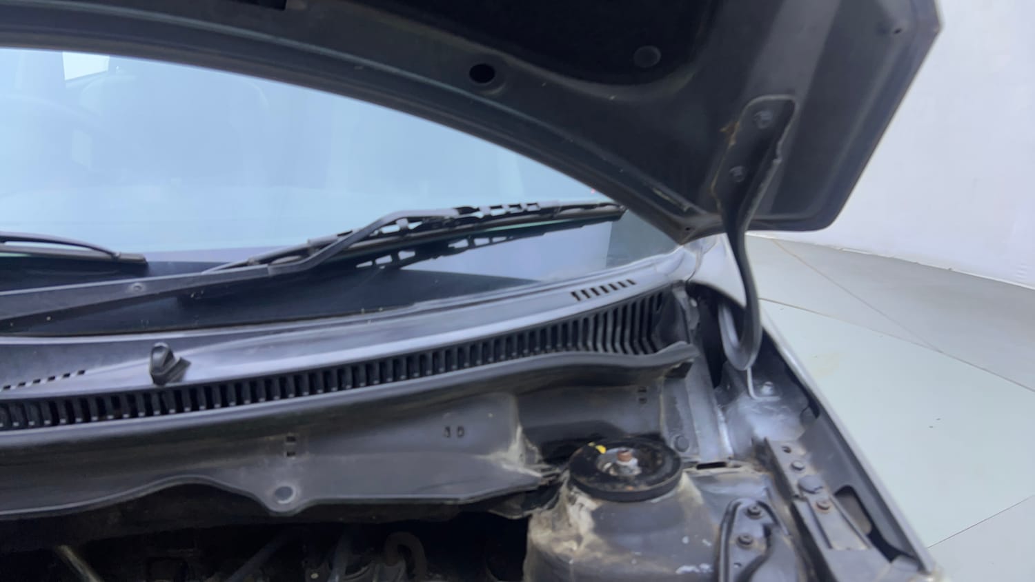 Used 2012 Maruti Suzuki Swift VXi Petrol Manual engine ENGINE LEFT SIDE HINGE & APRON VIEW