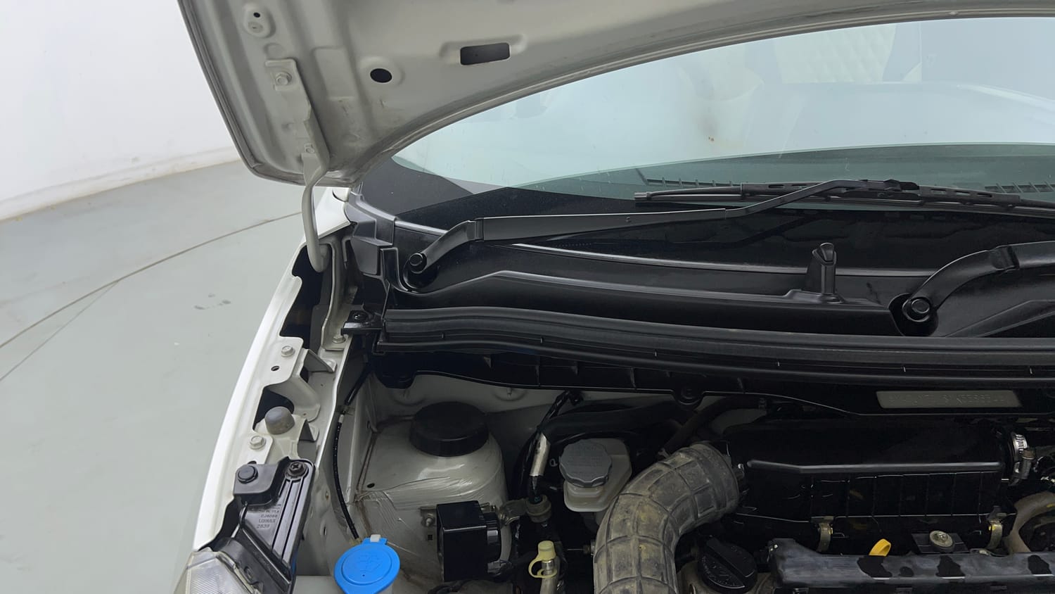 Used 2021 Maruti Suzuki Wagon R 1.0 LXi 1.0 Petrol Manual engine ENGINE RIGHT SIDE HINGE & APRON VIEW