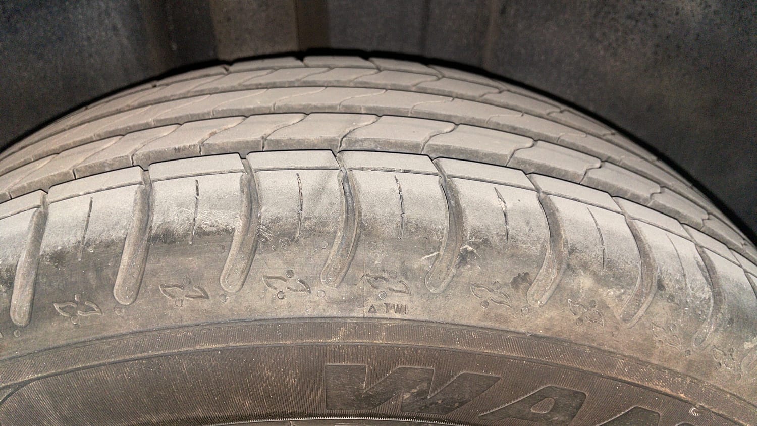 Used 2025 Skoda Kylaq Signature+ 1.0 TSI Petrol Manual tyres RIGHT REAR TYRE TREAD VIEW