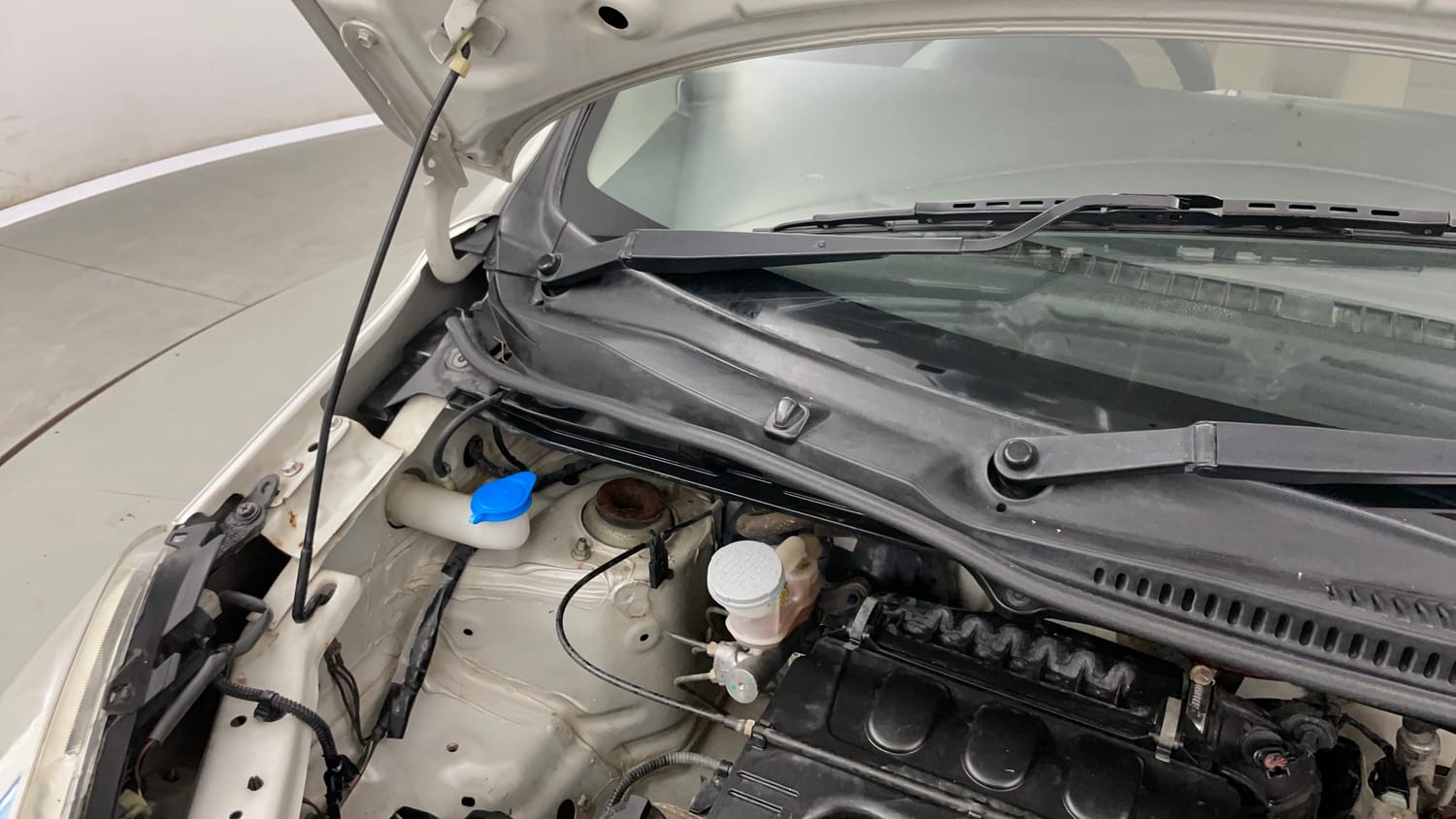 Used 2021 Maruti Suzuki Wagon R LXI Petrol Manual engine ENGINE RIGHT SIDE HINGE & APRON VIEW