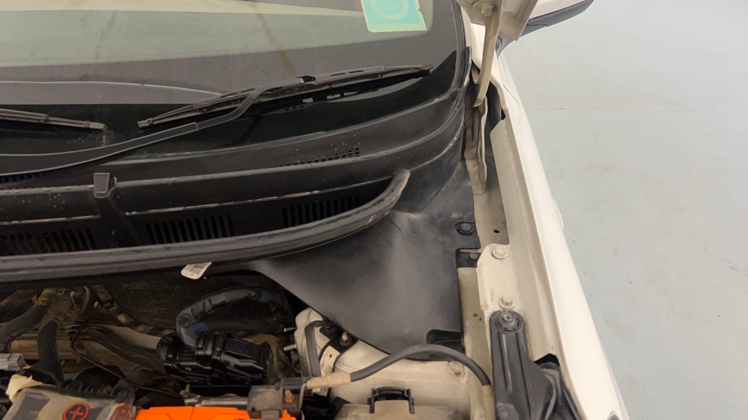 Used 2016 Hyundai Elite i20 Magna 1.2 Petrol Manual engine ENGINE LEFT SIDE HINGE & APRON VIEW
