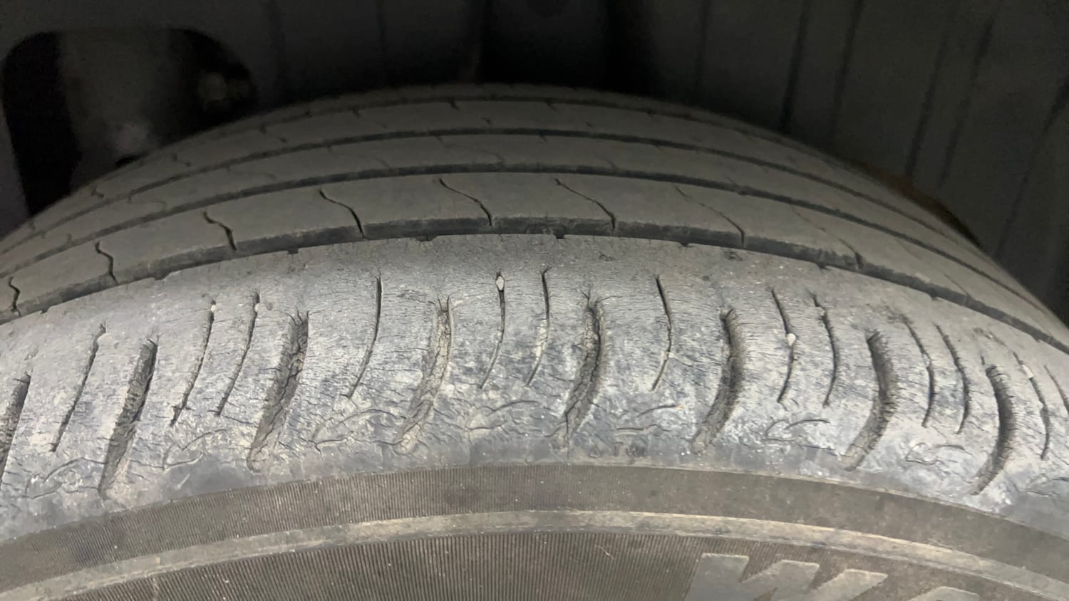 Used 2022 Mahindra XUV 300 W8 (O) 1.2 Petrol Petrol Manual tyres LEFT REAR TYRE TREAD VIEW