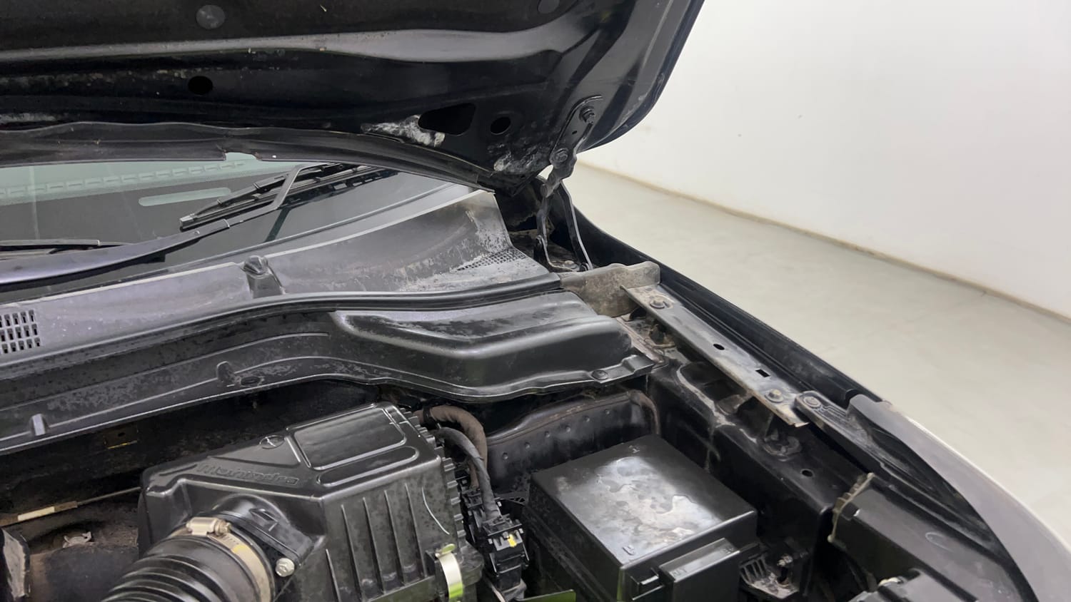 Used 2022 Mahindra XUV 300 W8 (O) 1.2 Petrol Petrol Manual engine ENGINE LEFT SIDE HINGE & APRON VIEW