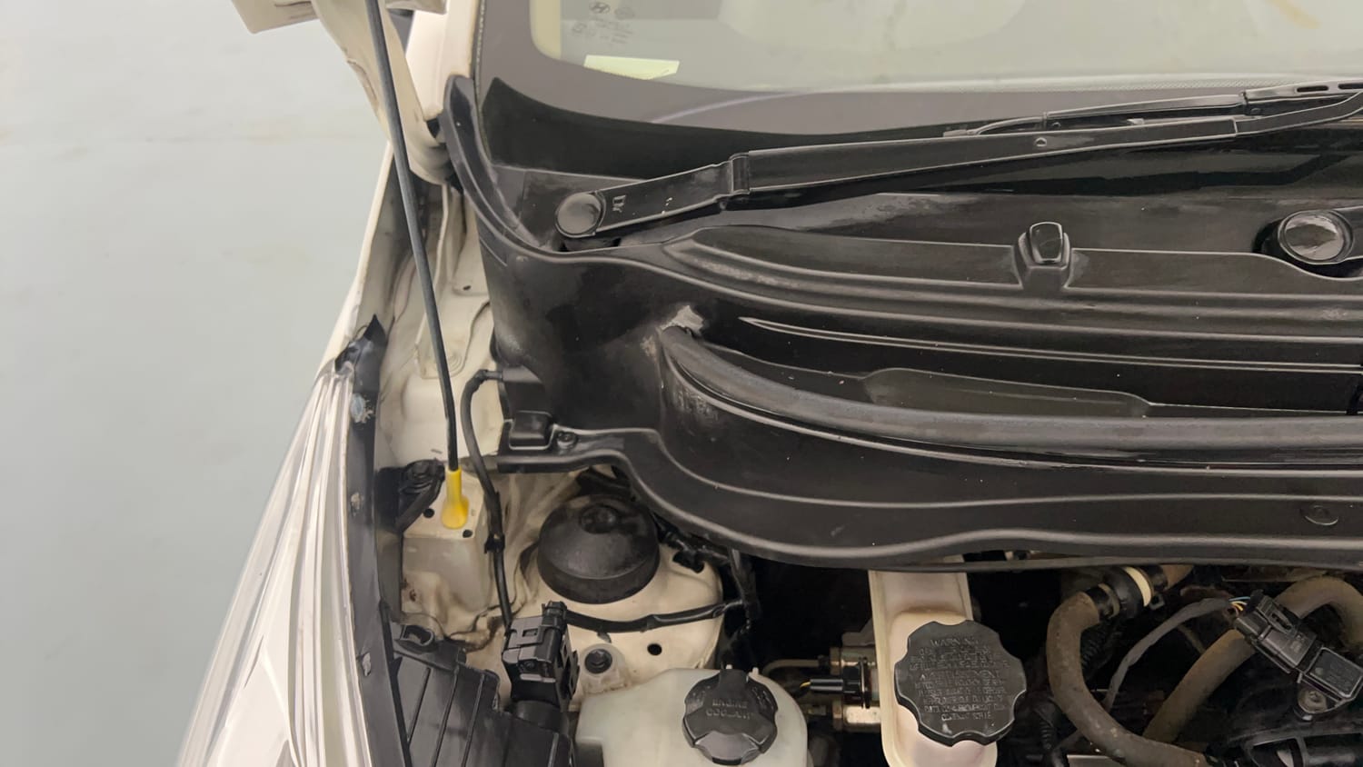 Used 2014 Hyundai Eon Era + Petrol Manual engine ENGINE RIGHT SIDE HINGE & APRON VIEW