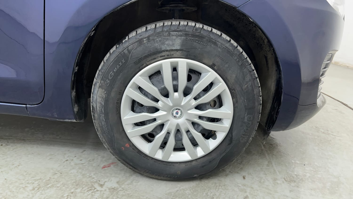 Used 2022 Maruti Suzuki Swift VXi AMT Petrol Automatic tyres RIGHT FRONT TYRE RIM VIEW