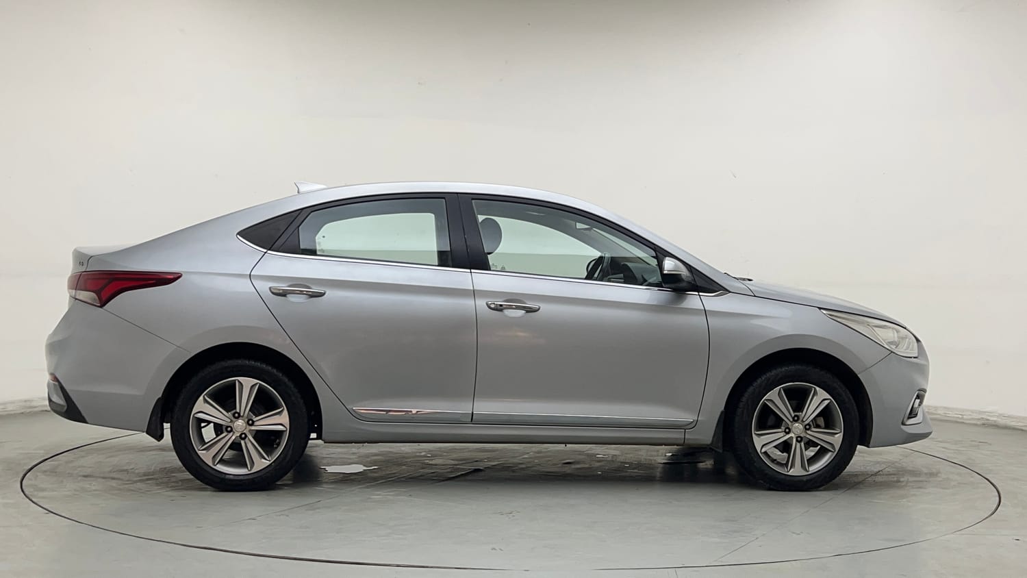 Used 2019 Hyundai Verna SX (O) 1.6 VTVT AT Petrol Automatic exterior RIGHT SIDE VIEW