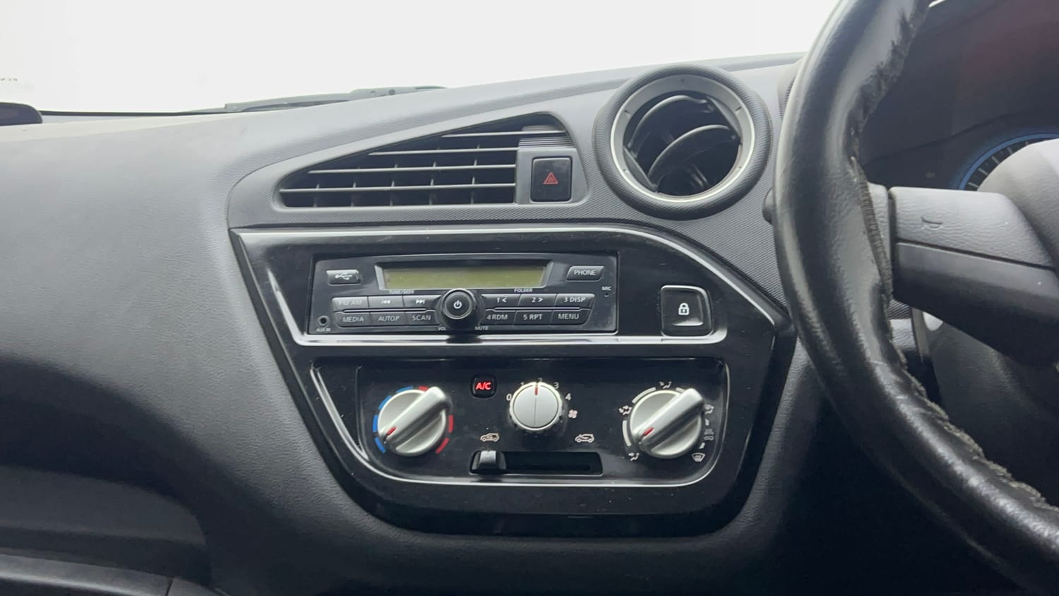 Used 2018 Datsun Redi-GO T(O) 1.0 AMT Petrol Automatic interior MUSIC SYSTEM & AC CONTROL VIEW
