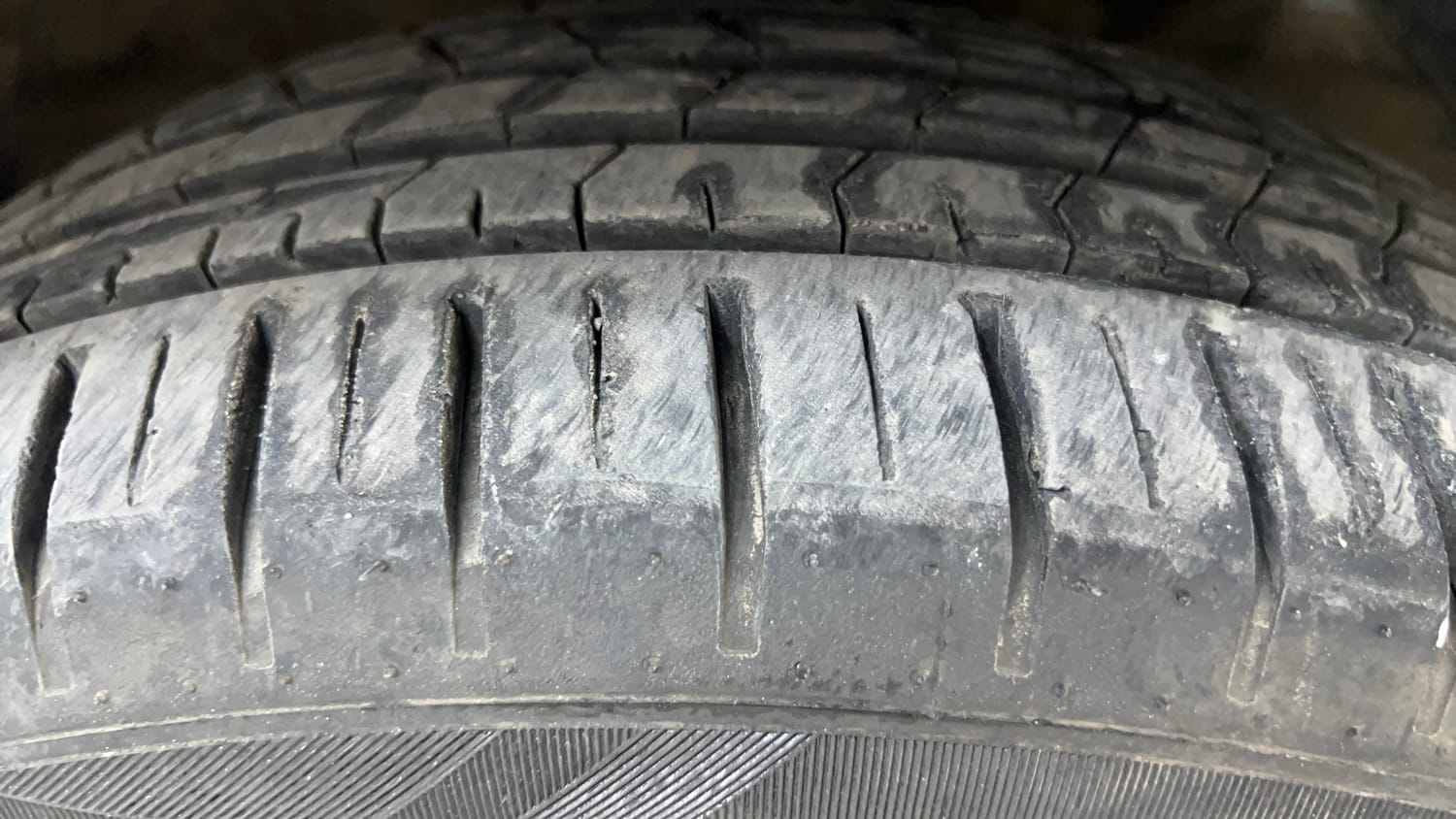 Used 2023 Maruti Suzuki Baleno Zeta AGS Petrol Automatic tyres RIGHT FRONT TYRE TREAD VIEW