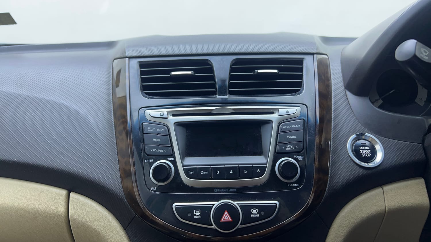 Used 2015 Hyundai Fluidic Verna 4S 1.6 VTVT S(O) Petrol Manual top_features Integrated (in-dash) music system