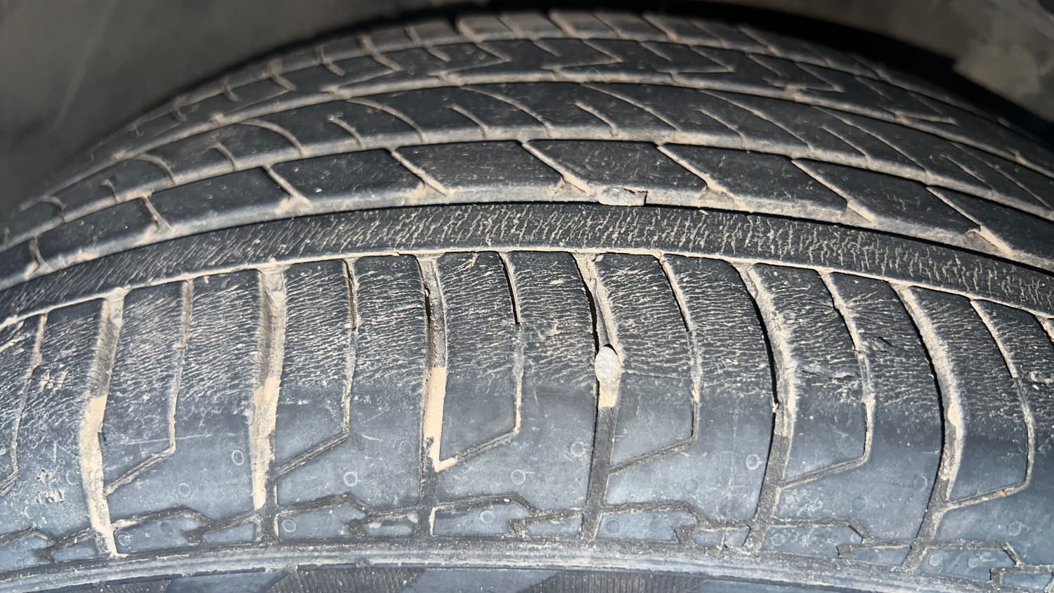 Used 2022 Kia Seltos GTX Plus 1.4 DCT Petrol Automatic tyres LEFT FRONT TYRE TREAD VIEW