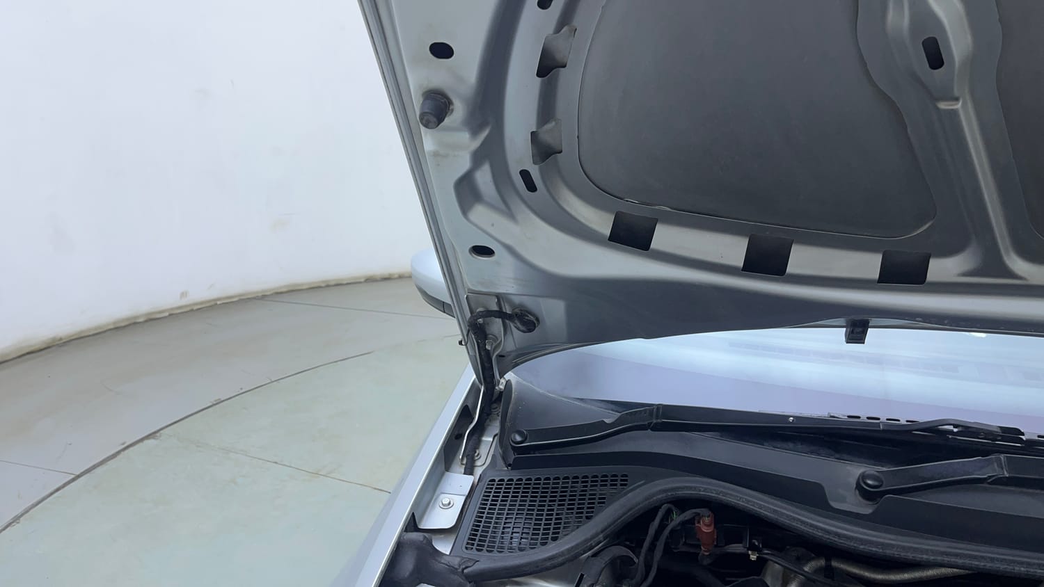 Used 2020 Volkswagen Polo Comfortline 1.0L (P) Petrol Manual engine ENGINE RIGHT SIDE HINGE & APRON VIEW
