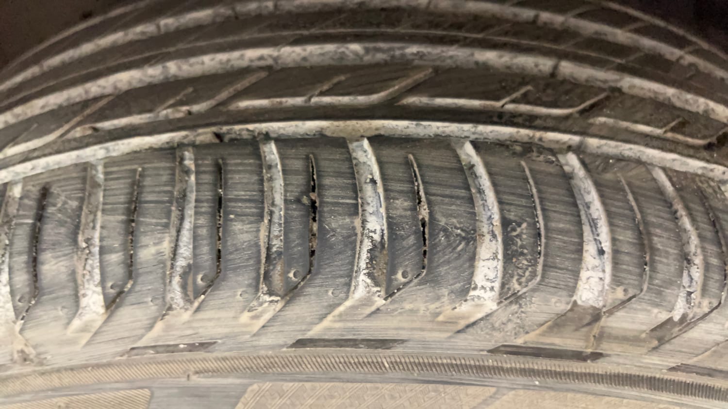 Used 2022 Jeep Compass Model S (O) 1.4 Petrol DCT Petrol Automatic tyres RIGHT FRONT TYRE TREAD VIEW
