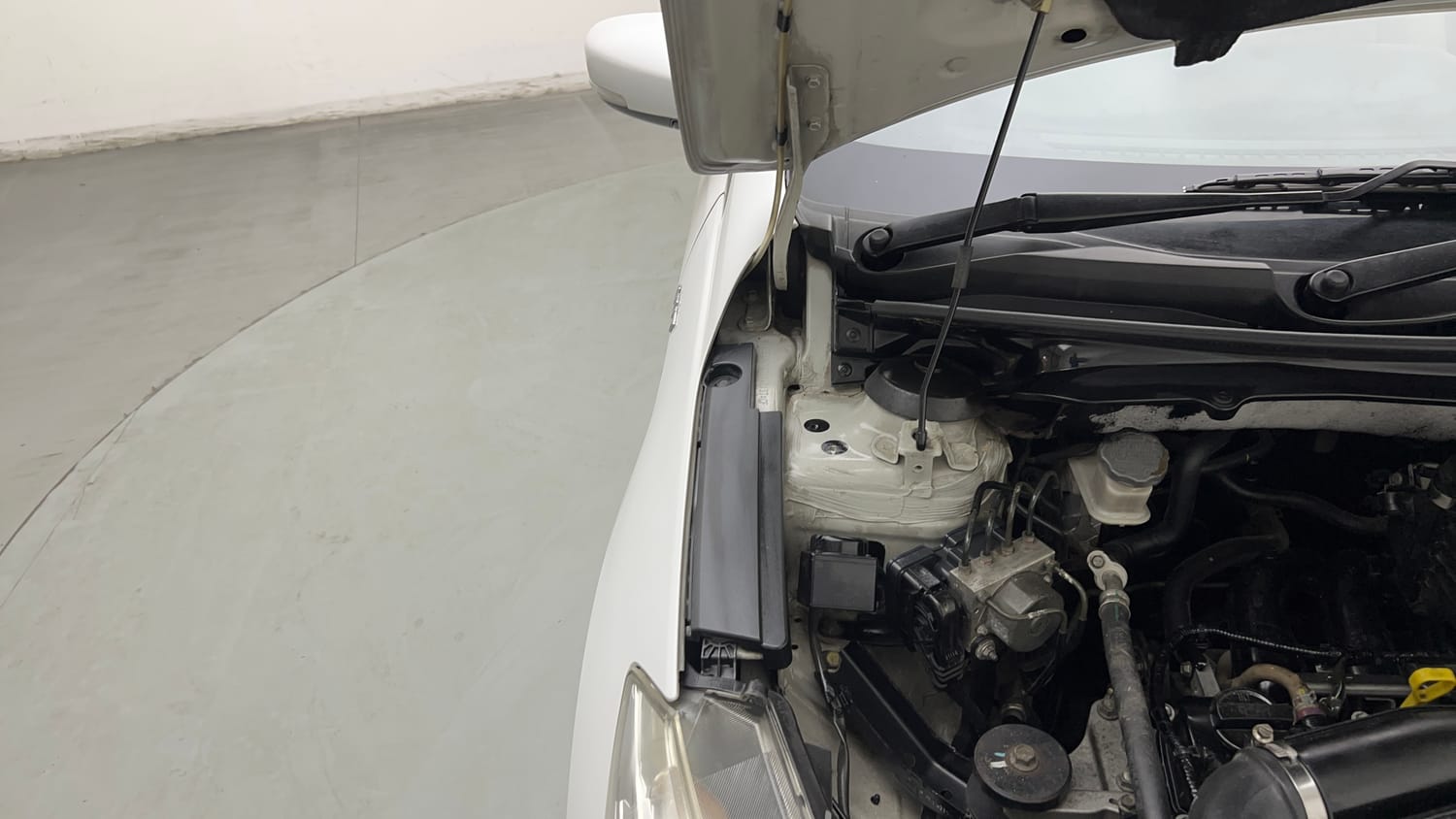 Used 2015 Maruti Suzuki Ciaz VXi+ Petrol Manual engine ENGINE RIGHT SIDE HINGE & APRON VIEW