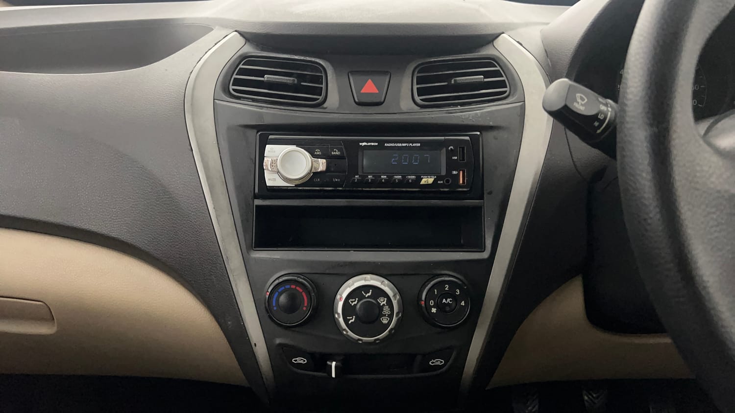 Used 2014 Hyundai Eon Era + Petrol Manual interior MUSIC SYSTEM & AC CONTROL VIEW
