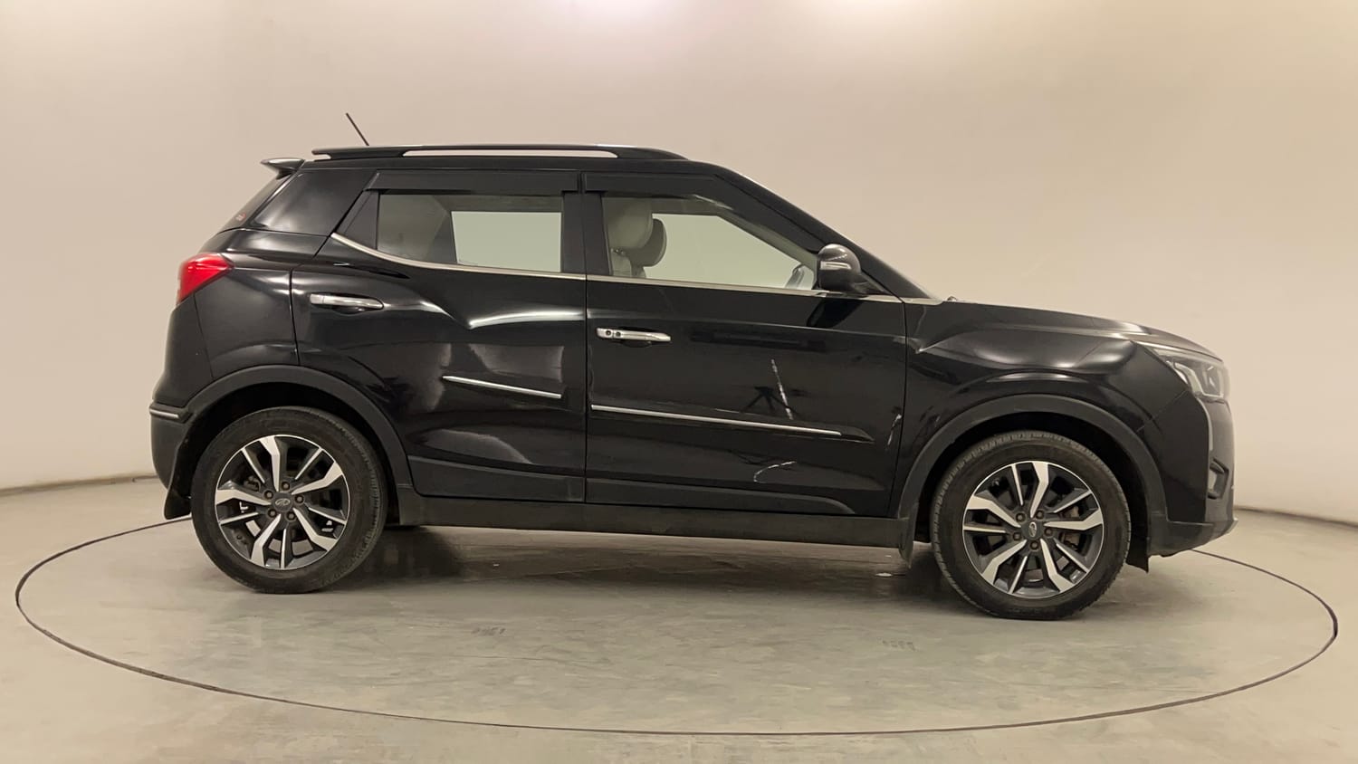 Used 2022 Mahindra XUV 300 W8 (O) 1.2 Petrol Petrol Manual exterior RIGHT SIDE VIEW