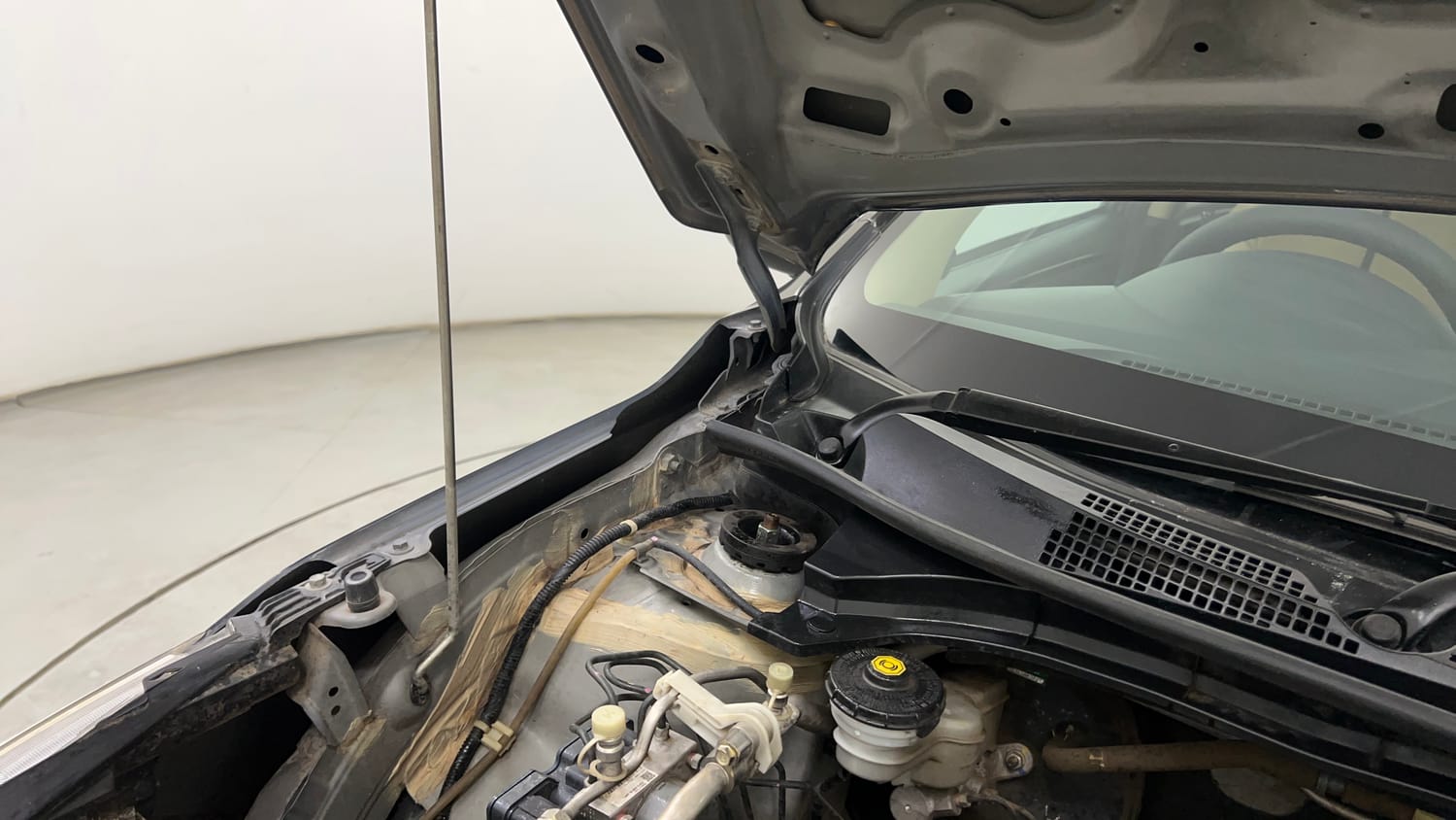 Used 2019 Honda Amaze 1.2 V CVT Petrol Petrol Automatic engine ENGINE RIGHT SIDE HINGE & APRON VIEW