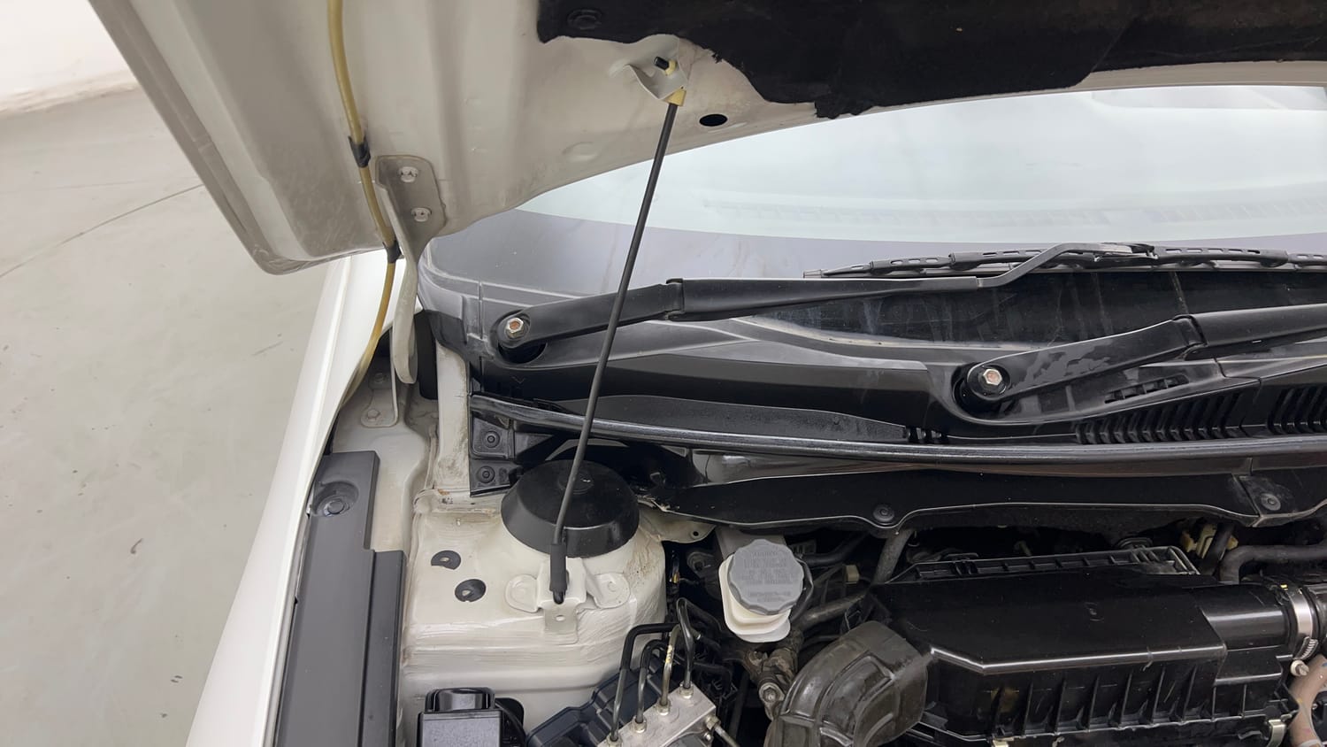 Used 2020 Maruti Suzuki Ciaz Delta 1.5 Petrol Manual engine ENGINE RIGHT SIDE HINGE & APRON VIEW