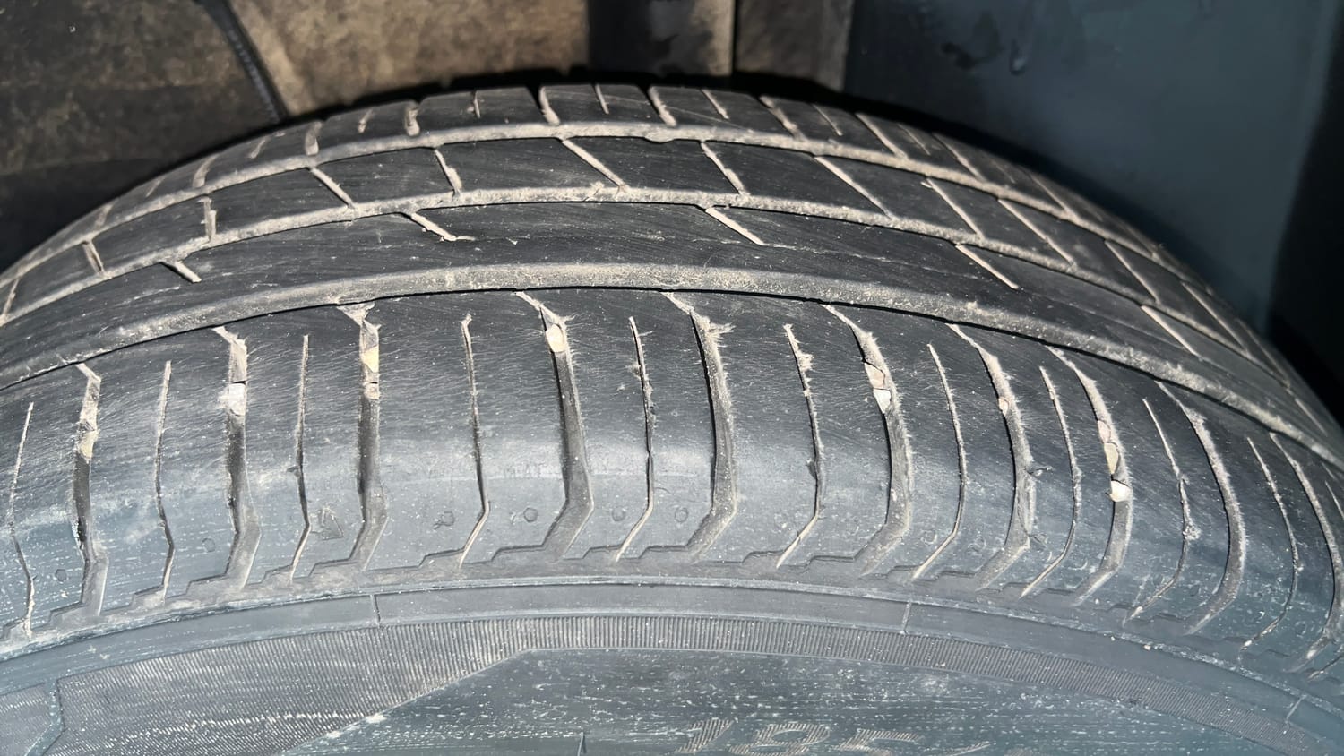 Used 2023 Tata Punch Camo Adventure Rhythm AMT Petrol Automatic tyres LEFT REAR TYRE TREAD VIEW