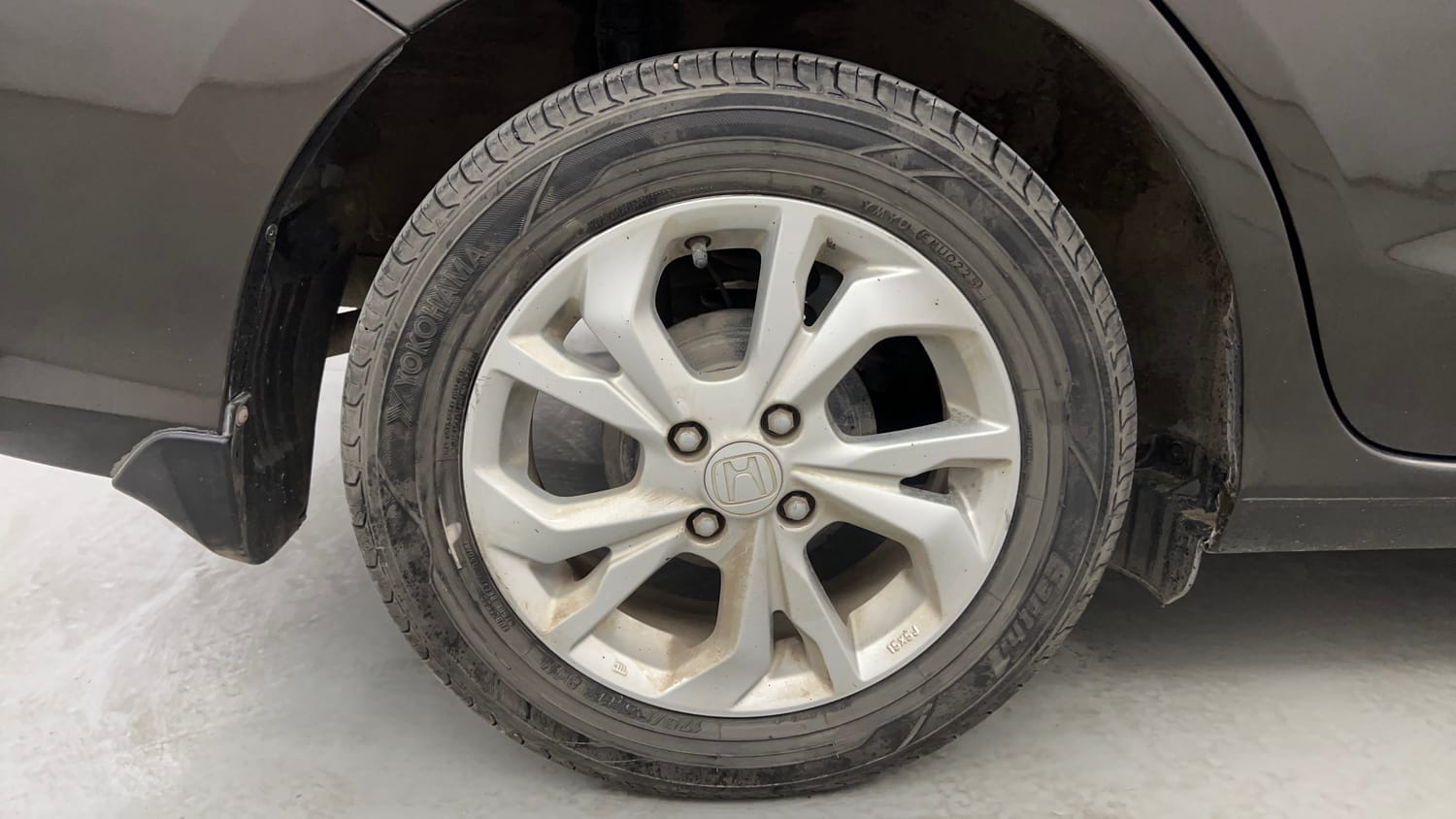 Used 2019 Honda Amaze 1.2 V CVT Petrol Petrol Automatic tyres RIGHT REAR TYRE RIM VIEW