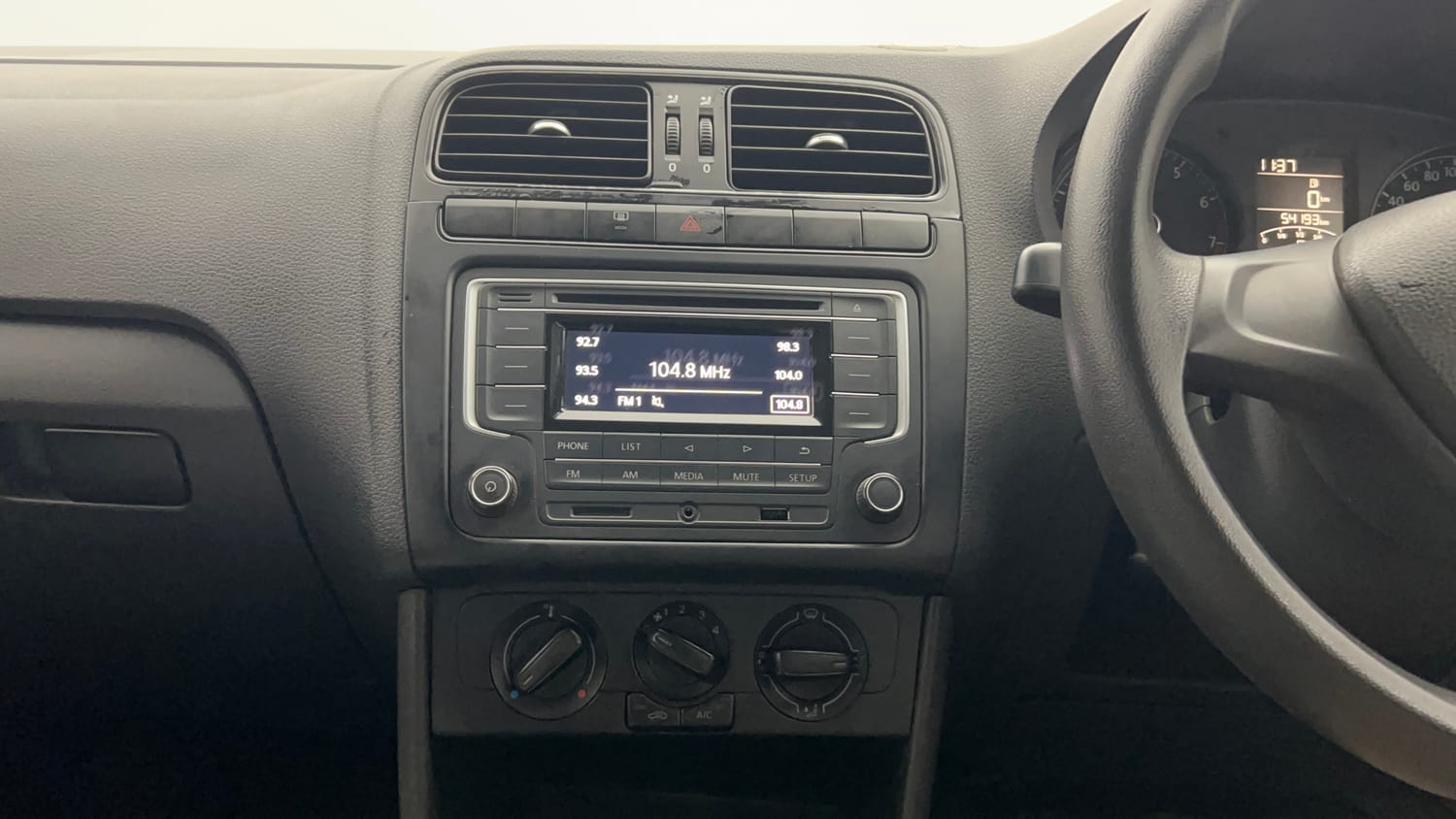 Used 2016 Volkswagen Polo Comfortline 1.2L (P) Petrol Manual interior MUSIC SYSTEM & AC CONTROL VIEW