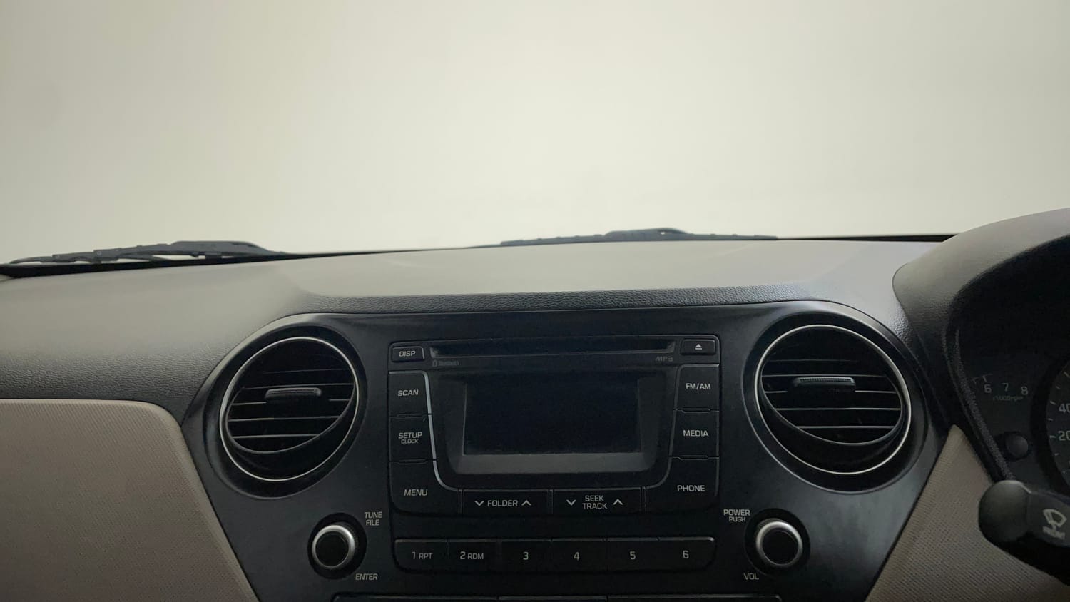 Used 2015 Hyundai Xcent SX 1.2 (O) Petrol Manual top_features Integrated (in-dash) music system