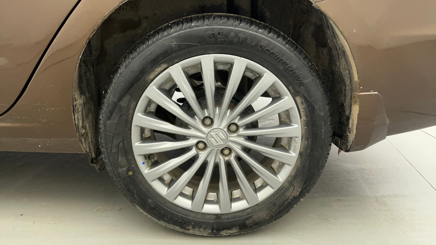 Used 2015 Maruti Suzuki Ciaz ZXI+ Petrol Manual tyres LEFT REAR TYRE RIM VIEW
