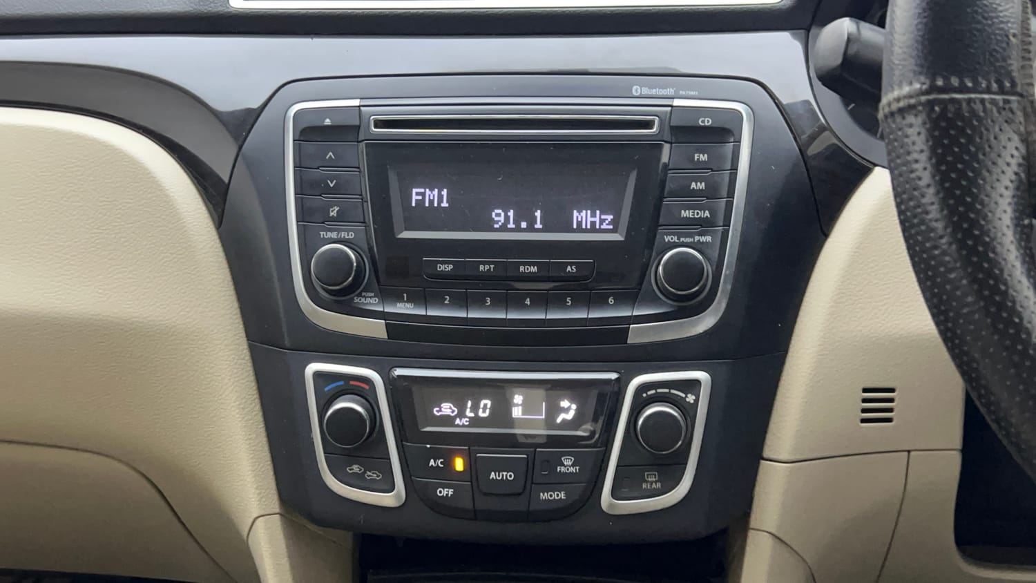 Used 2015 Maruti Suzuki Ciaz VXi+ Petrol Manual top_features Integrated (in-dash) music system