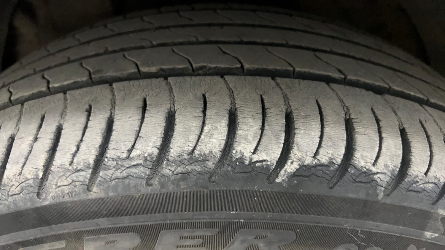 Used 2022 Mahindra XUV 300 W8 (O) 1.2 Petrol Petrol Manual tyres LEFT FRONT TYRE TREAD VIEW