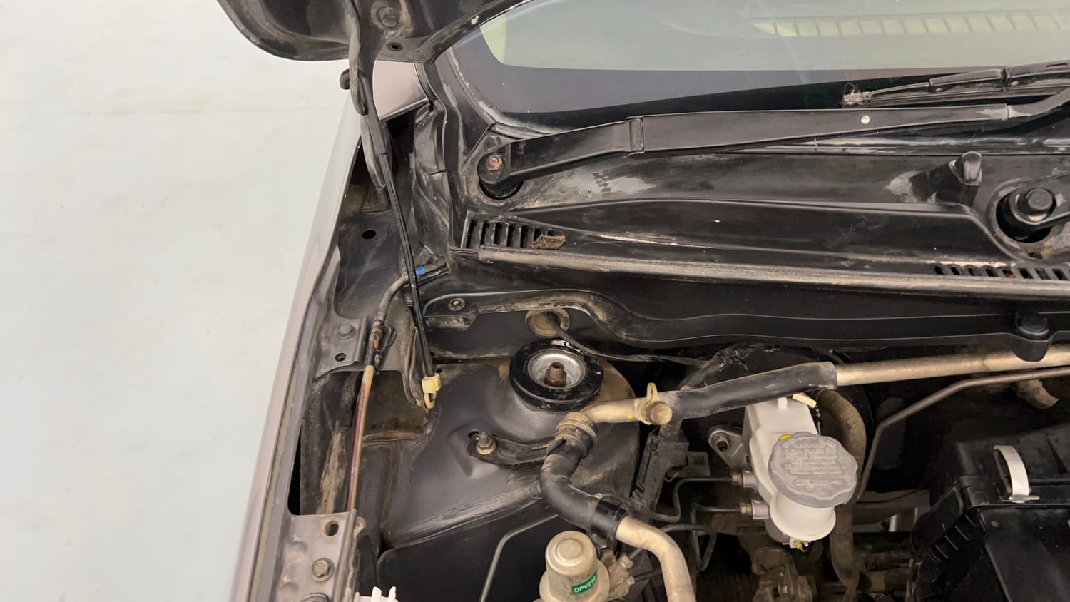 Used 2014 Maruti Suzuki Celerio VXi AMT Petrol Automatic engine ENGINE RIGHT SIDE HINGE & APRON VIEW