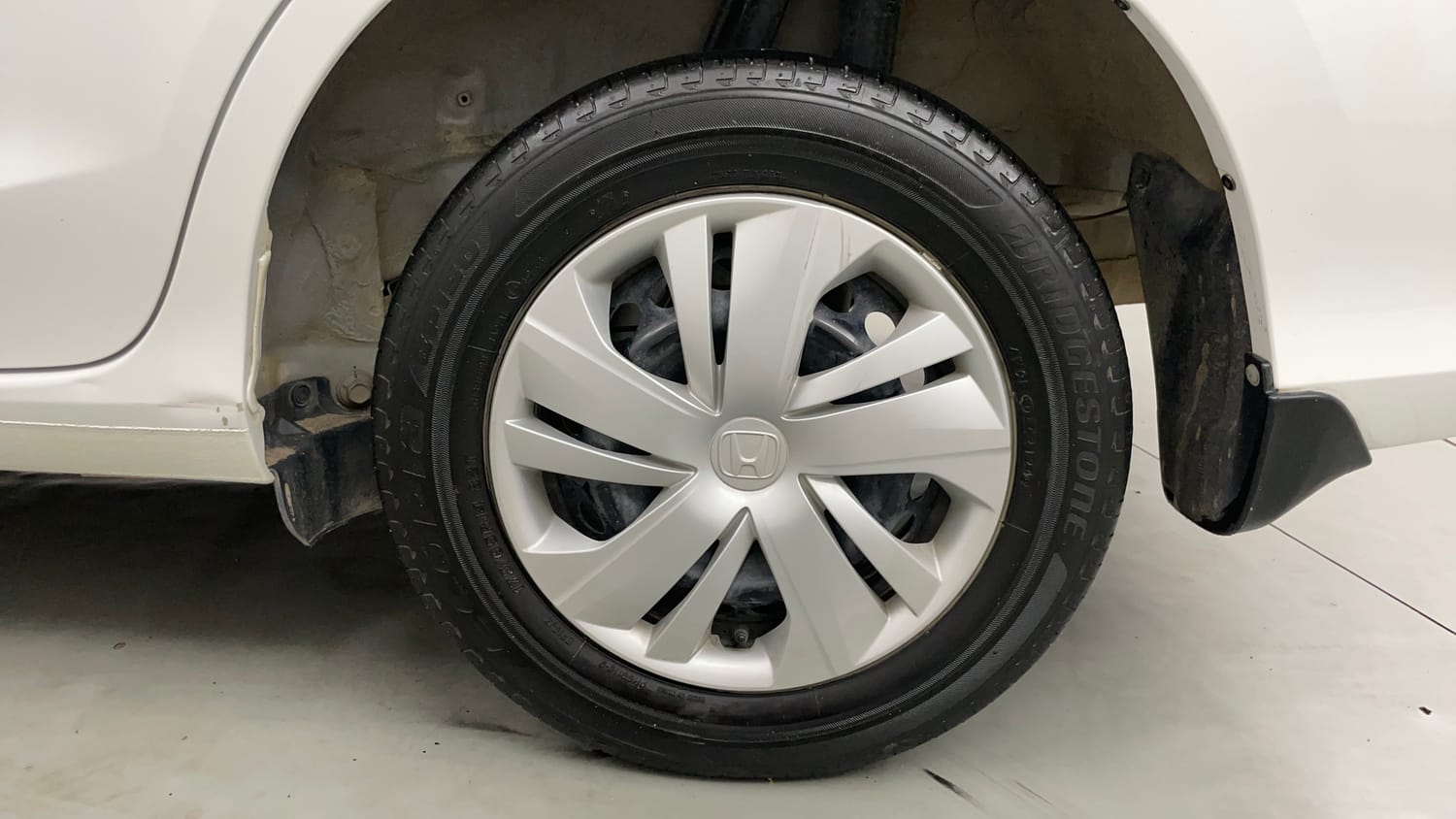 Used 2024 Honda Amaze S 1.2 Petrol MT Petrol Manual tyres LEFT REAR TYRE RIM VIEW