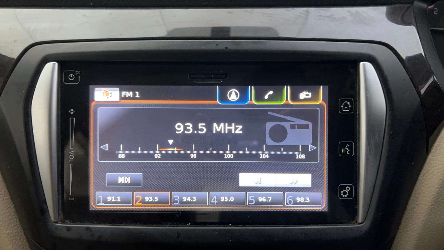 Used 2015 Maruti Suzuki Ciaz ZXI+ Petrol Manual top_features Integrated (in-dash) music system
