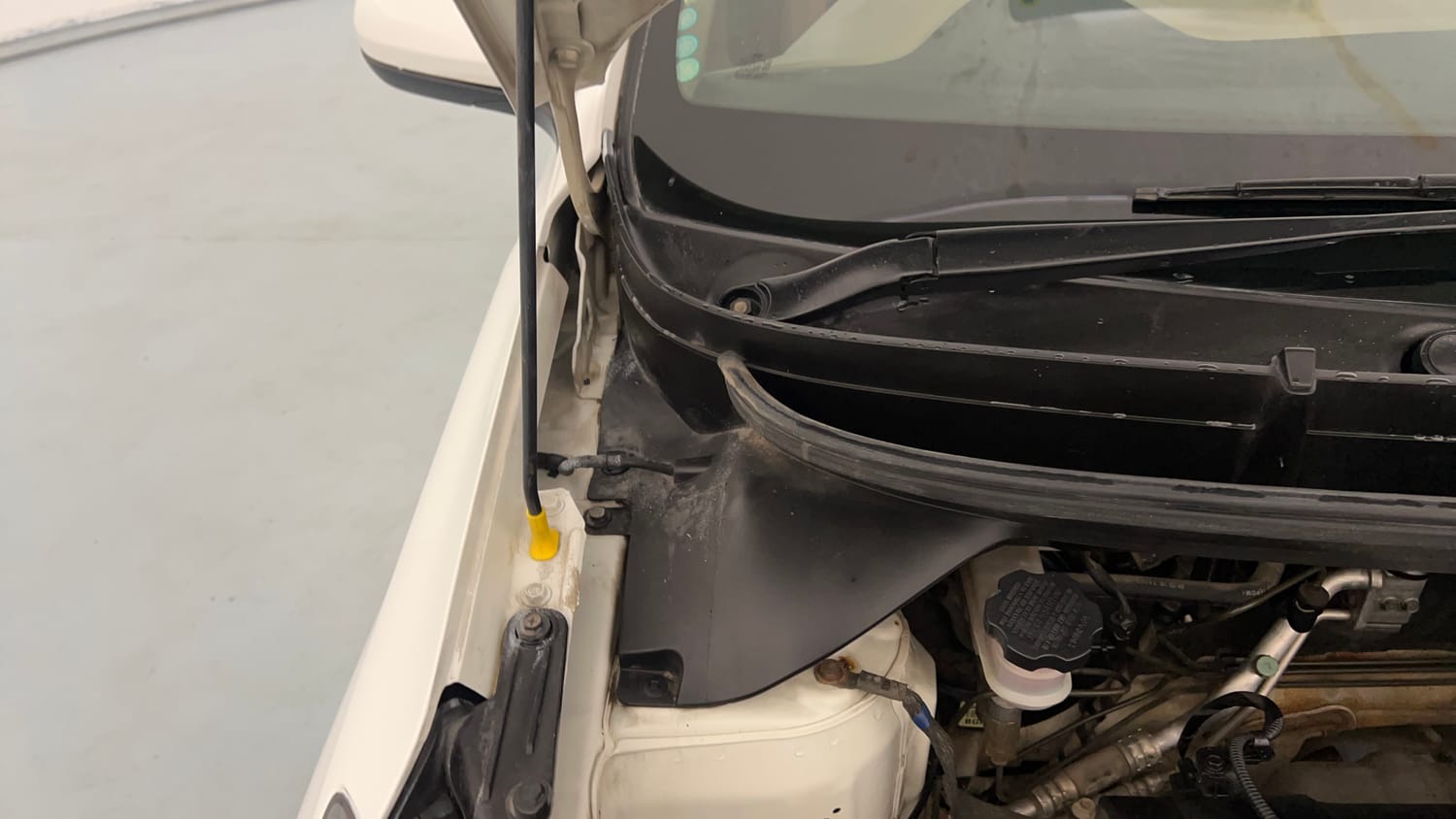 Used 2016 Hyundai Elite i20 Magna 1.2 Petrol Manual engine ENGINE RIGHT SIDE HINGE & APRON VIEW