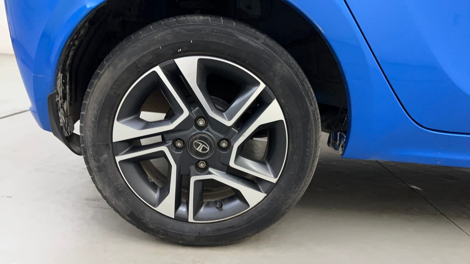 Used 2021 Tata Tiago XZ Plus Petrol Manual tyres RIGHT REAR TYRE RIM VIEW