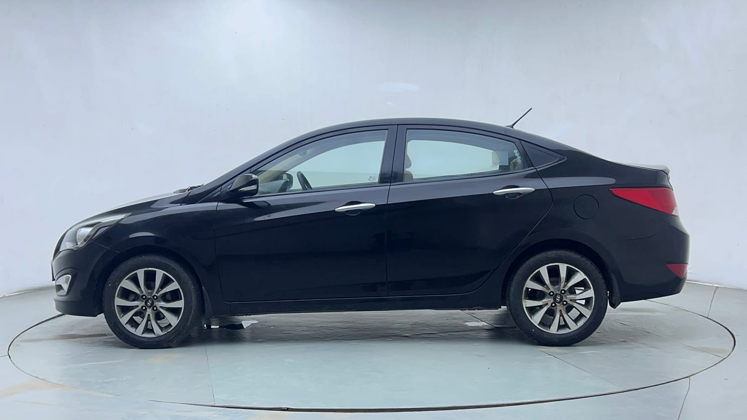 Used 2015 Hyundai Fluidic Verna 4S 1.6 VTVT S(O) Petrol Manual exterior LEFT SIDE VIEW