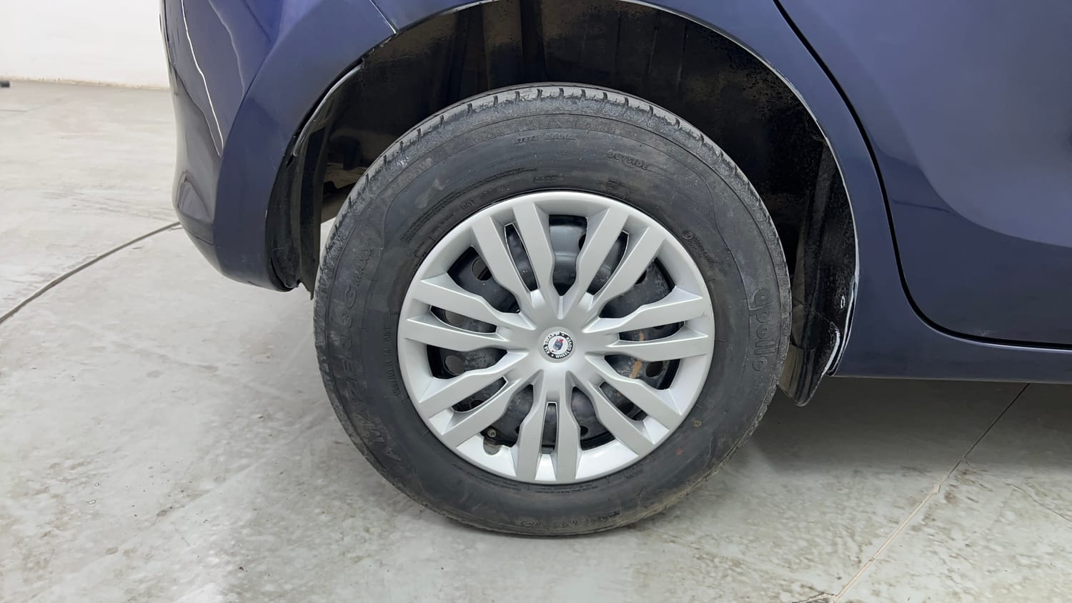 Used 2022 Maruti Suzuki Swift VXi AMT Petrol Automatic tyres RIGHT REAR TYRE RIM VIEW