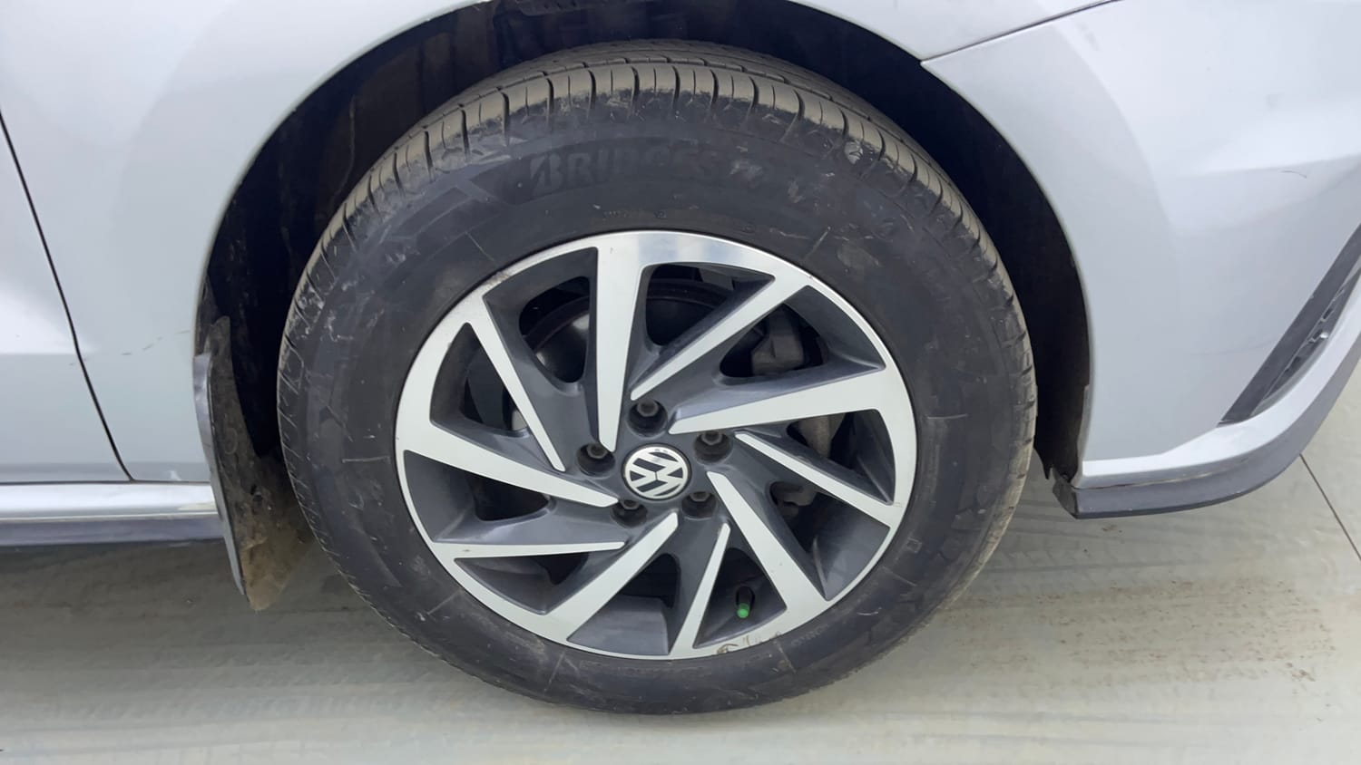 Used 2020 Volkswagen Polo Comfortline 1.0L (P) Petrol Manual tyres RIGHT FRONT TYRE RIM VIEW