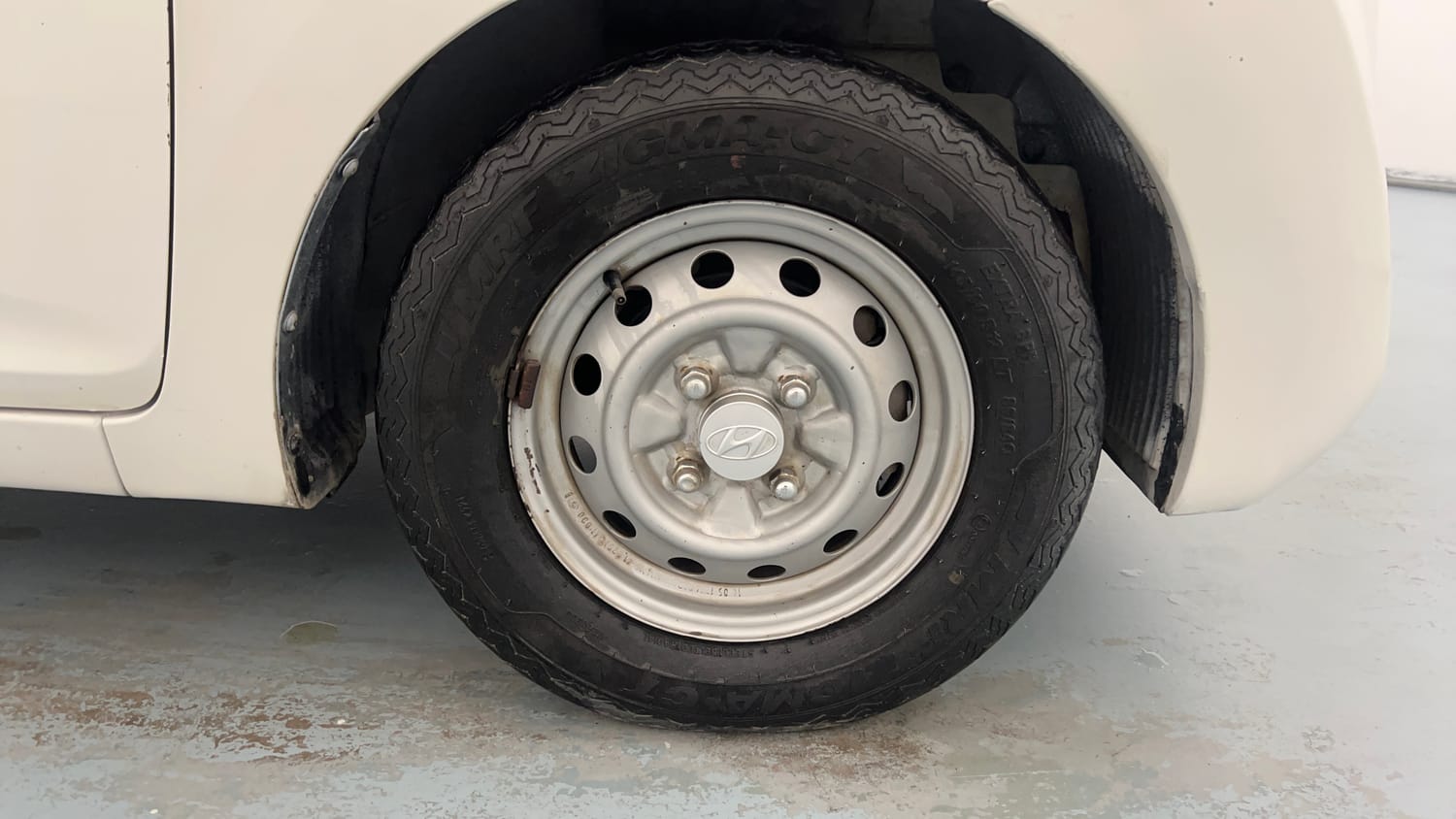 Used 2014 Hyundai Eon Era + Petrol Manual tyres RIGHT FRONT TYRE RIM VIEW