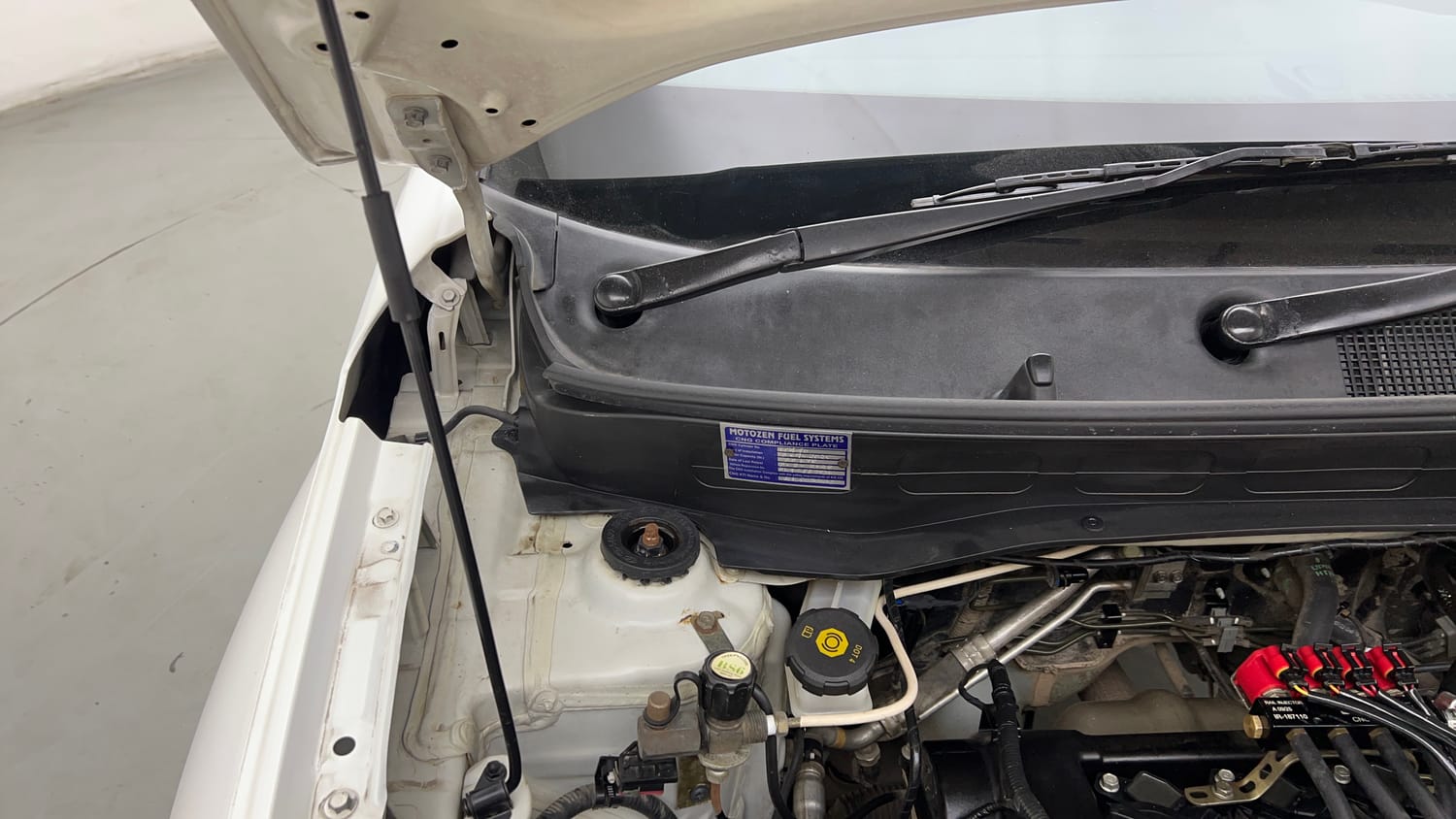 Used 2022 Hyundai Venue S (O) 1.2 Petrol Cng Manual engine ENGINE RIGHT SIDE HINGE & APRON VIEW