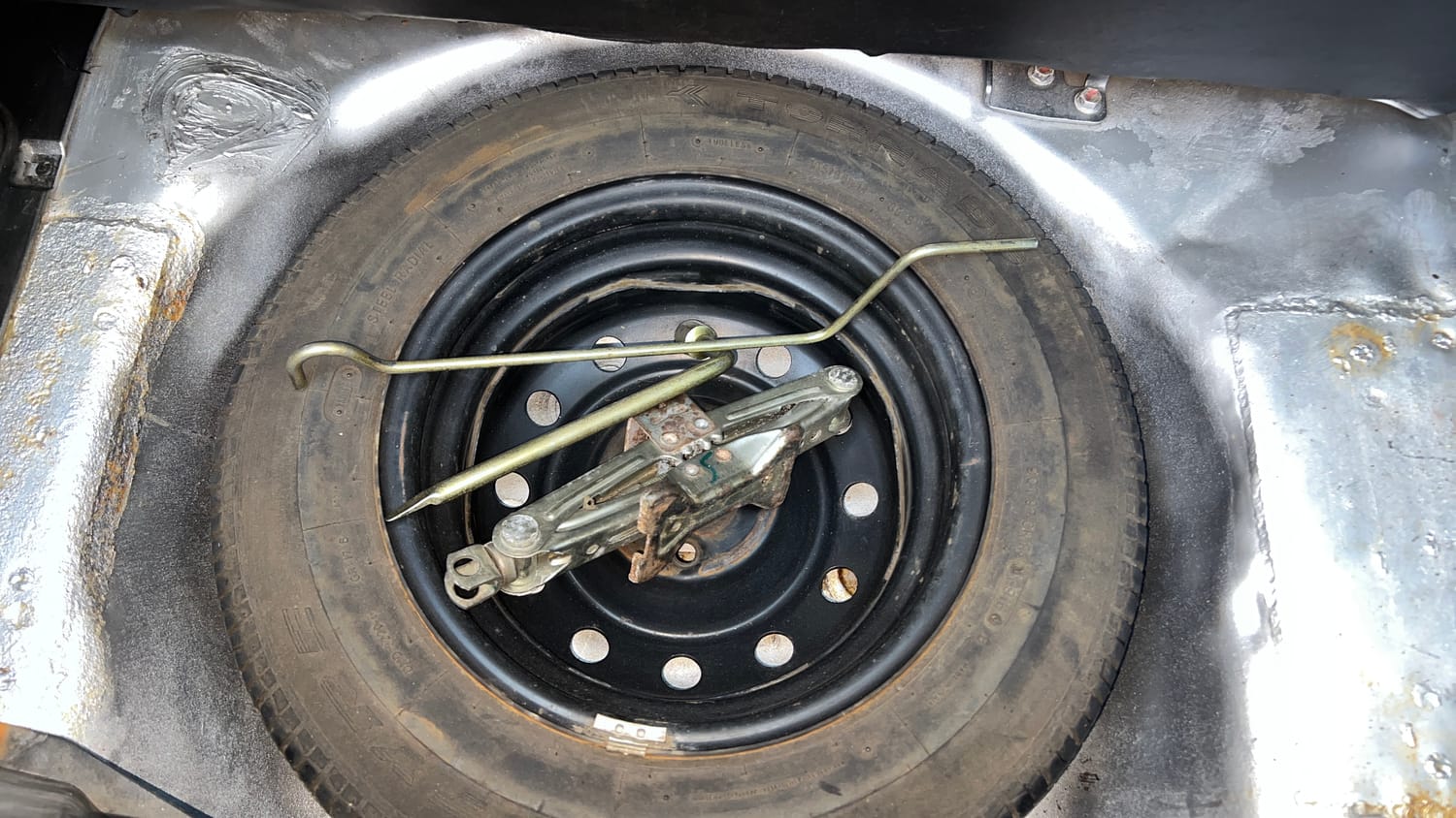 Used 2012 Maruti Suzuki Swift VXi Petrol Manual tyres SPARE TYRE VIEW