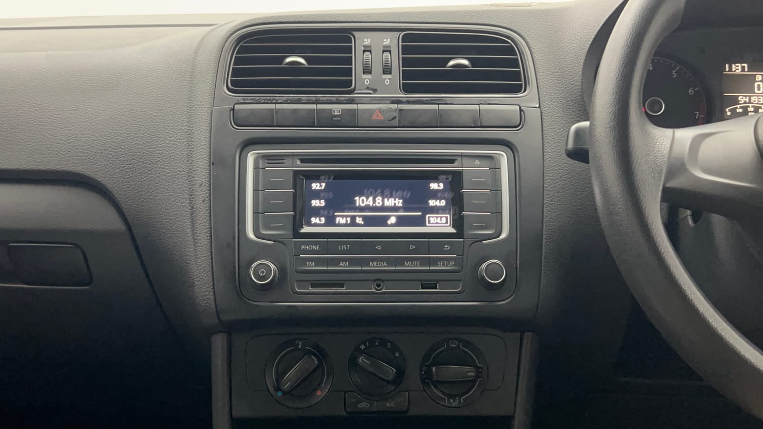 Used 2016 Volkswagen Polo Comfortline 1.2L (P) Petrol Manual top_features Integrated (in-dash) music system