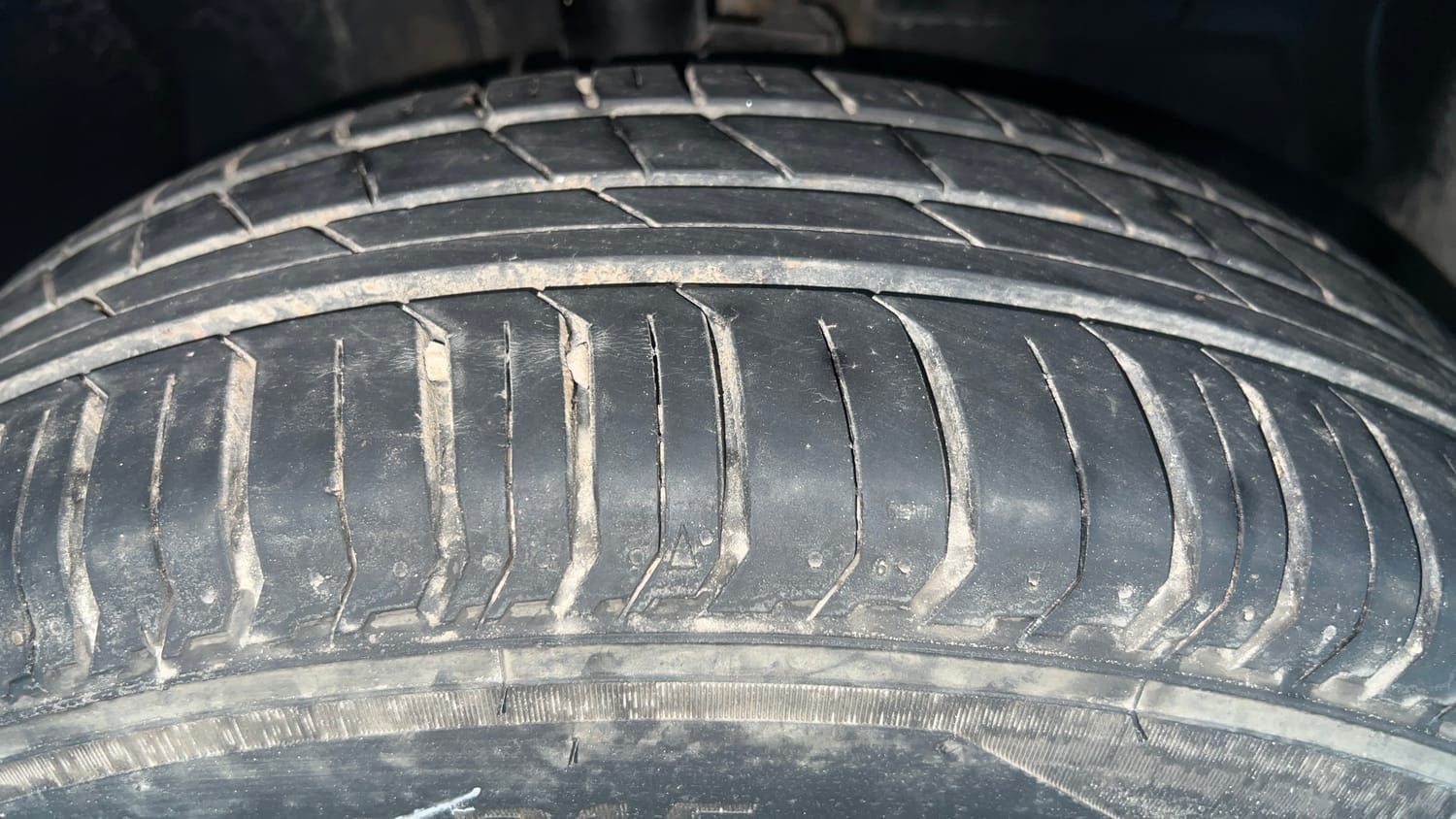 Used 2023 Tata Punch Camo Adventure Rhythm AMT Petrol Automatic tyres RIGHT FRONT TYRE TREAD VIEW