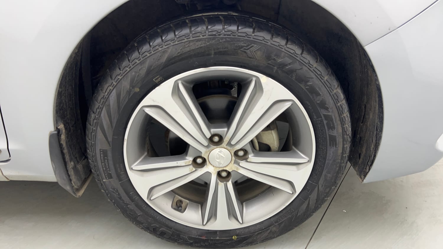 Used 2019 Hyundai Verna SX (O) 1.6 VTVT AT Petrol Automatic tyres RIGHT FRONT TYRE RIM VIEW